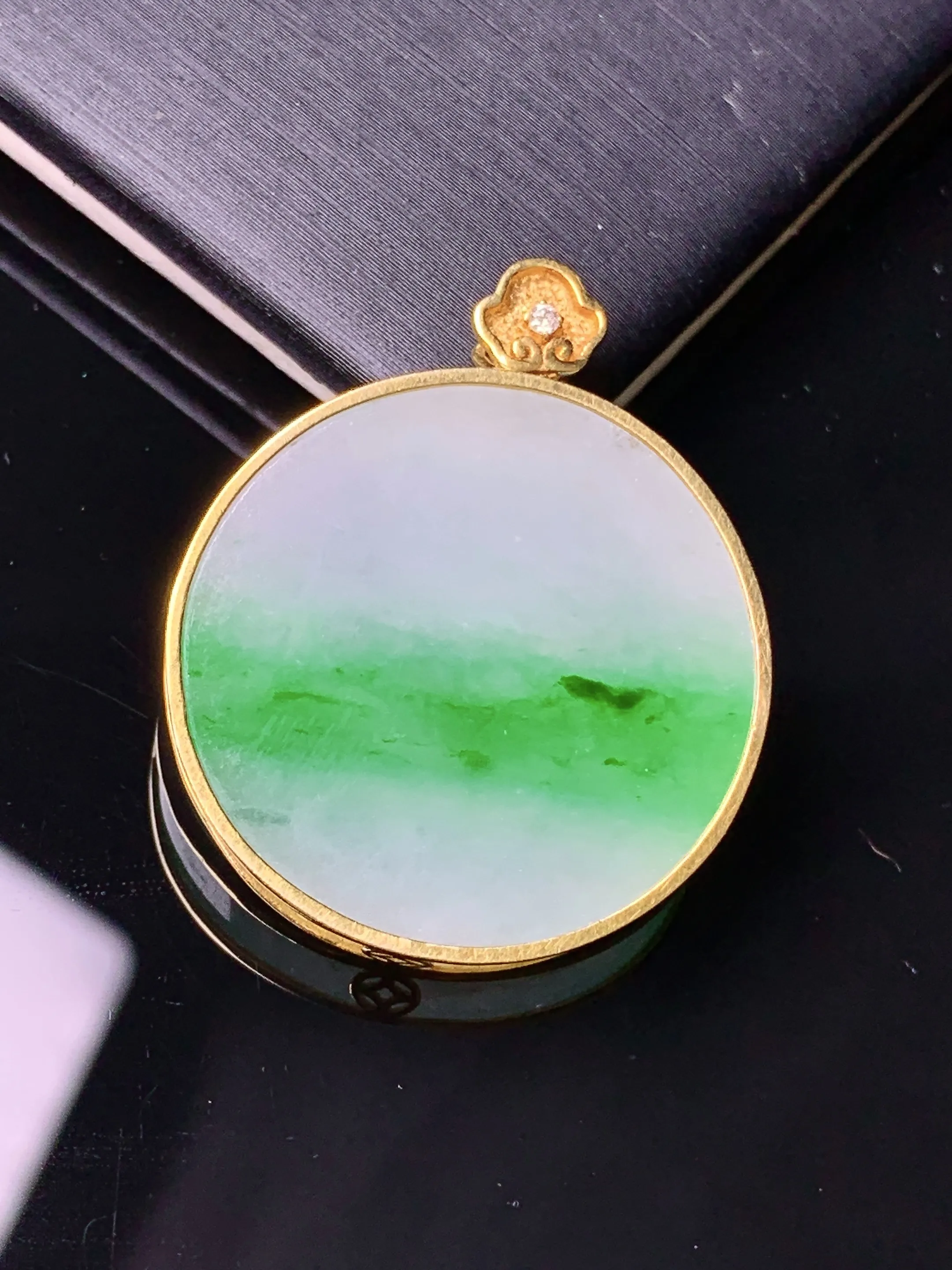 18金镶嵌飘绿圆牌吊坠 玉质细腻 色泽清新艳丽 整体尺寸31*25.3*3.6