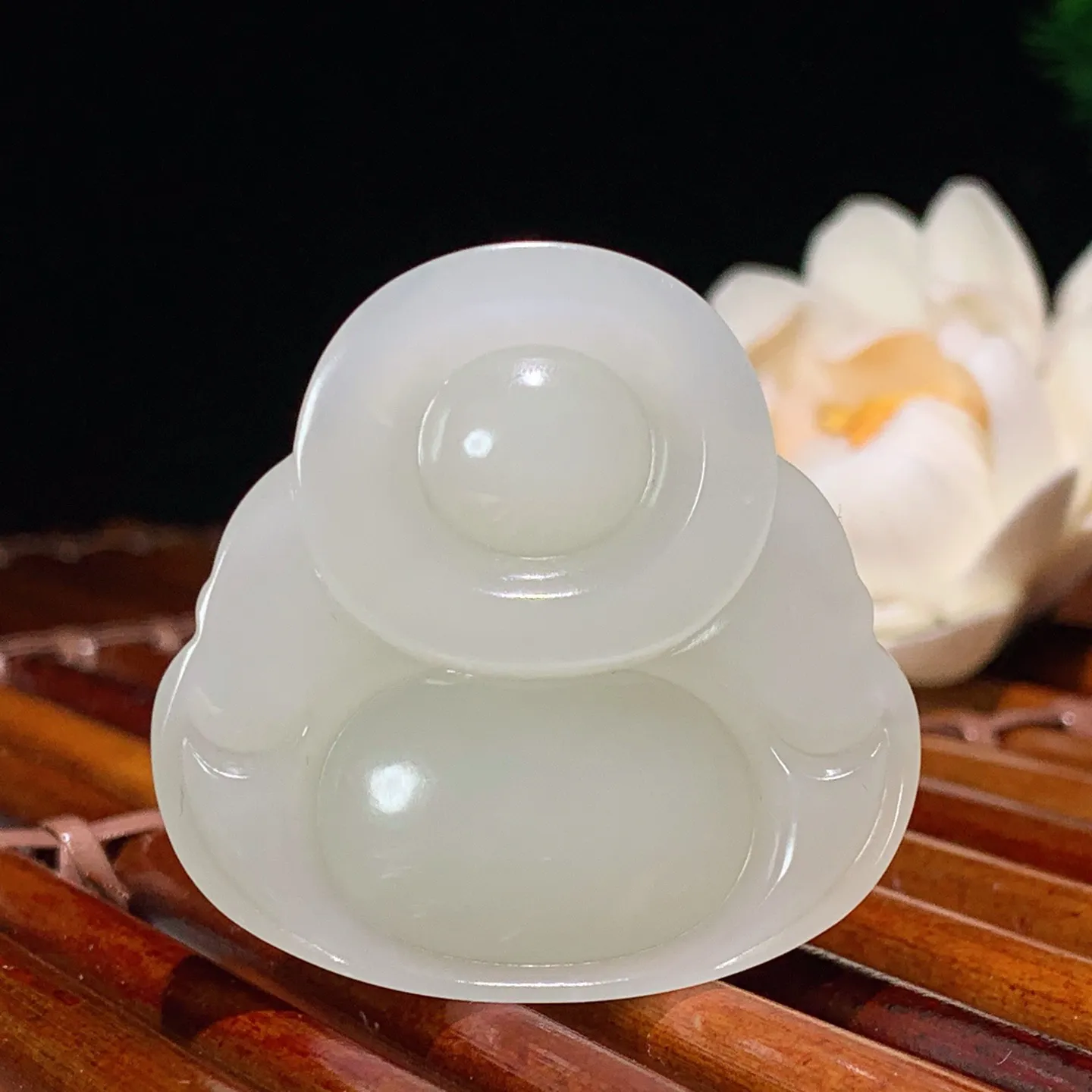 和田玉白玉佛引福来弥勒佛挂件 尺寸41/41/14mm重34克。玉质细腻油润。手推出油。品相大气 lt260121