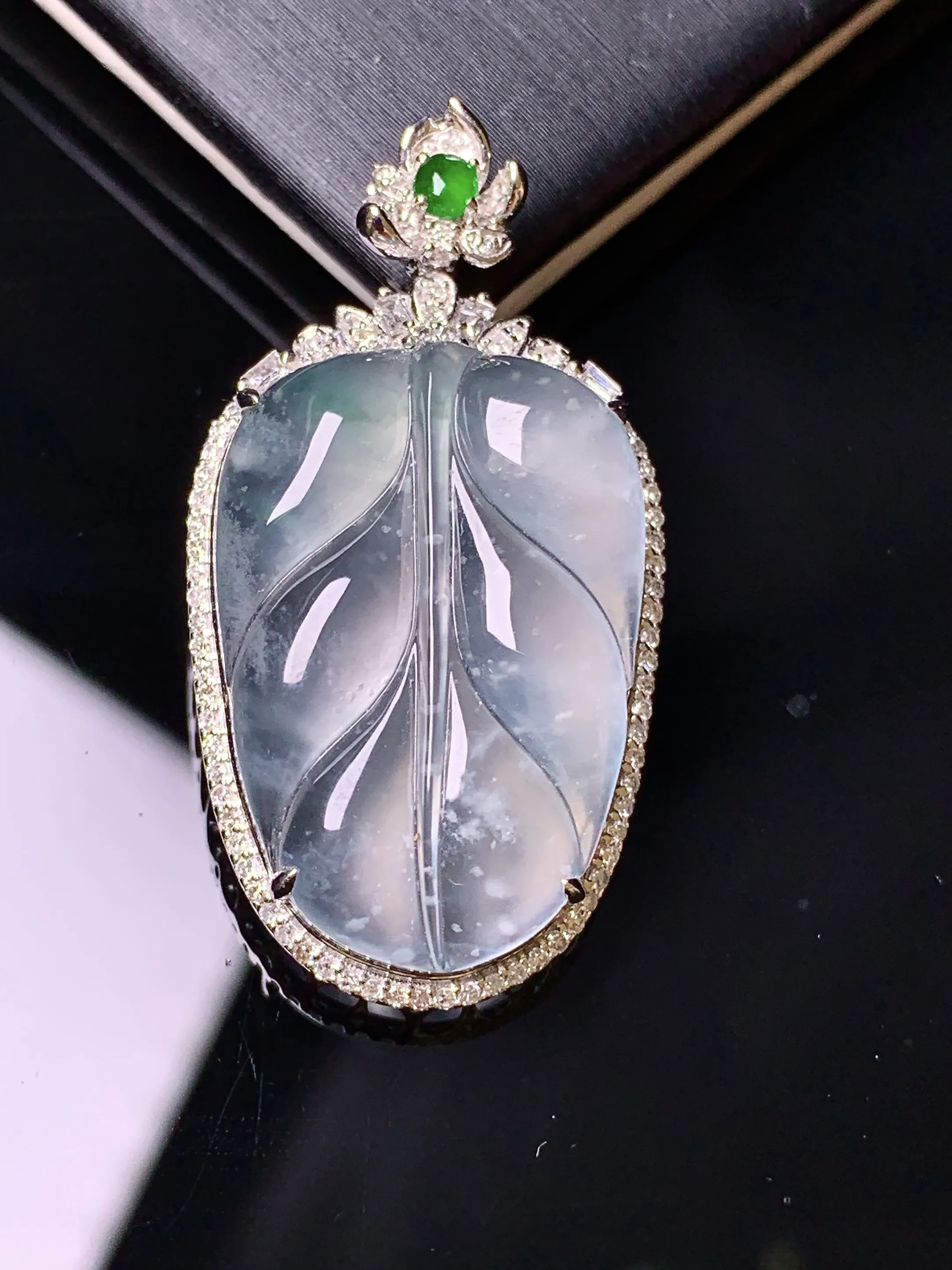 18金钻镶嵌冰种树叶吊坠 玉质细腻 色泽清新艳丽 整体尺寸35.8*18.8*7