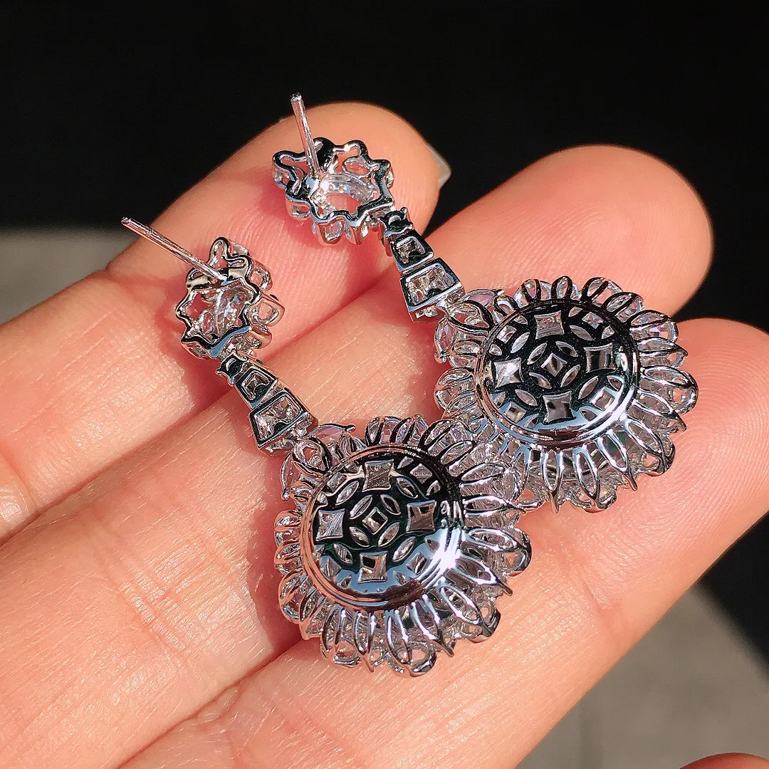 阳绿平安扣耳坠，色泽均匀艳丽，玉质细腻，荧光感超
强，饱满圆润，尽显优雅气质，18k
金豪华镶嵌