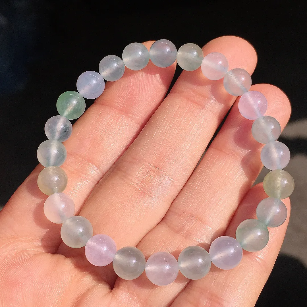 冰种珠子手串，色泽均匀艳丽，玉质细腻，荧光感超
强，饱满圆润，尽显优雅气质，