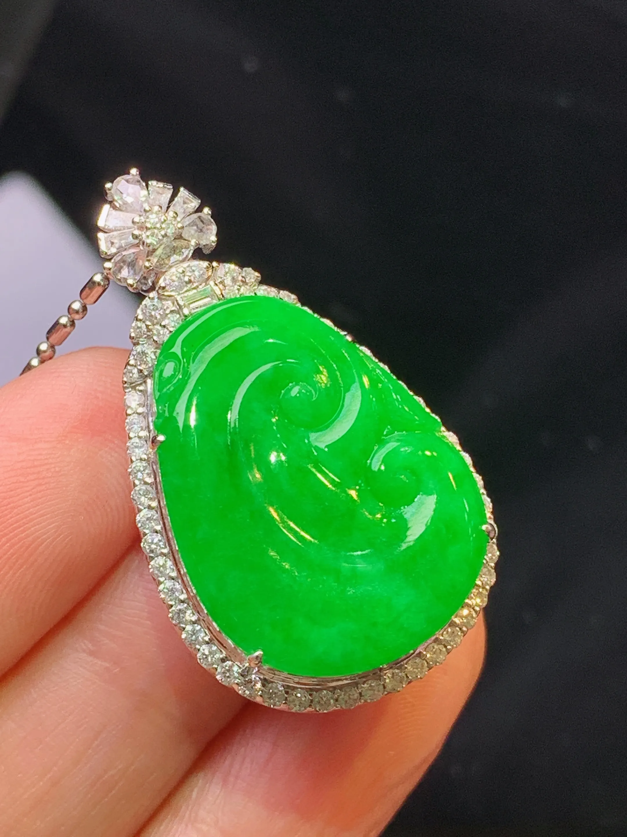 18金钻镶嵌满绿如意吊坠 玉质细腻 色泽清新艳丽 整体尺寸34.6*20.6*11.2