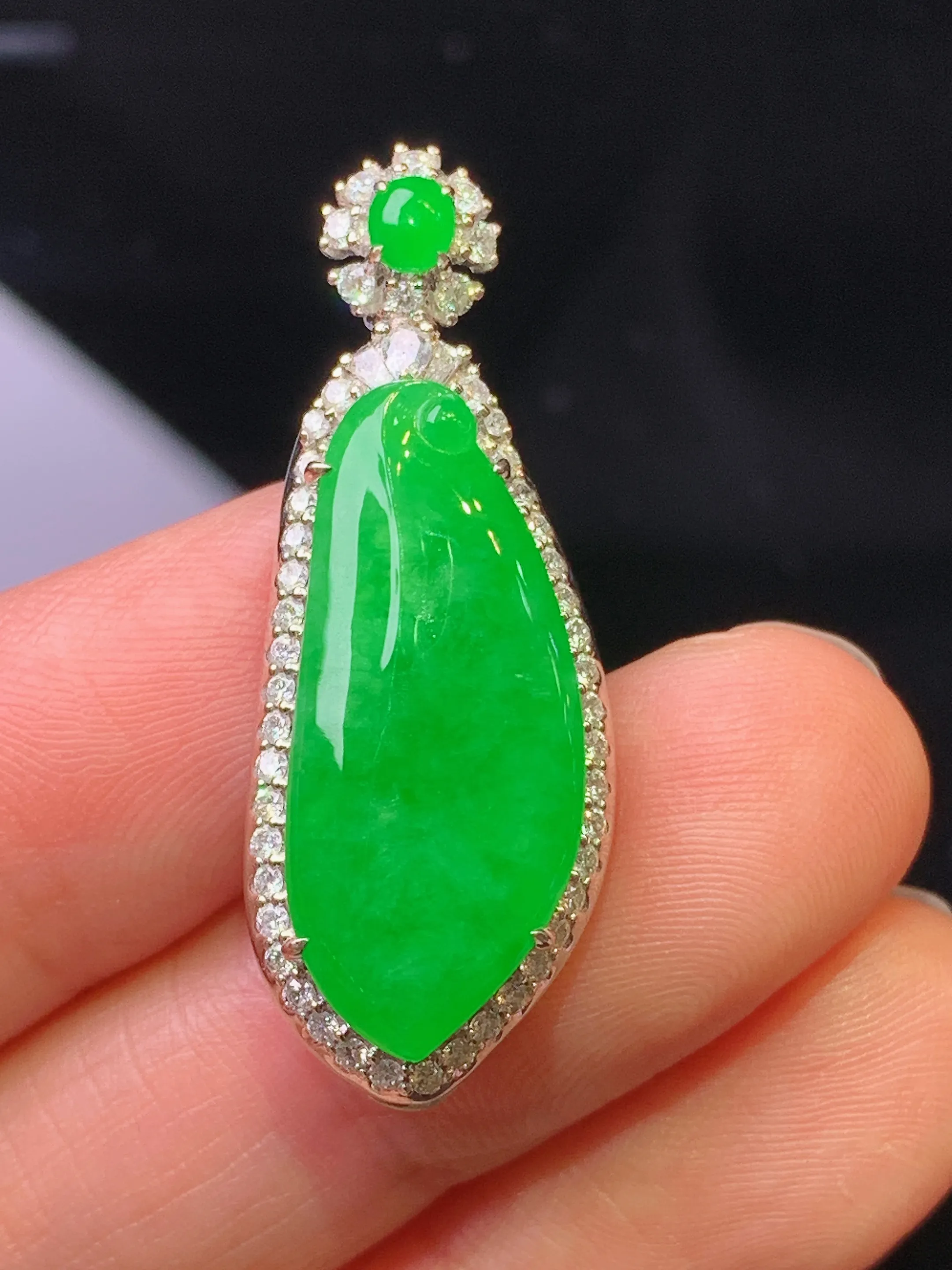 18金钻镶嵌满绿福瓜吊坠 玉质细腻 色泽清新艳丽 整体尺寸34*13*8.8