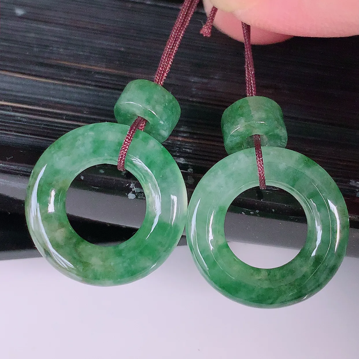 自然光实拍，冰种飘花翡翠一对平安扣耳坠，翠色灵动，玉质细腻，颜色漂亮，品相佳，佩戴佳品！配银线 #163.3平安扣尺寸17-3mm