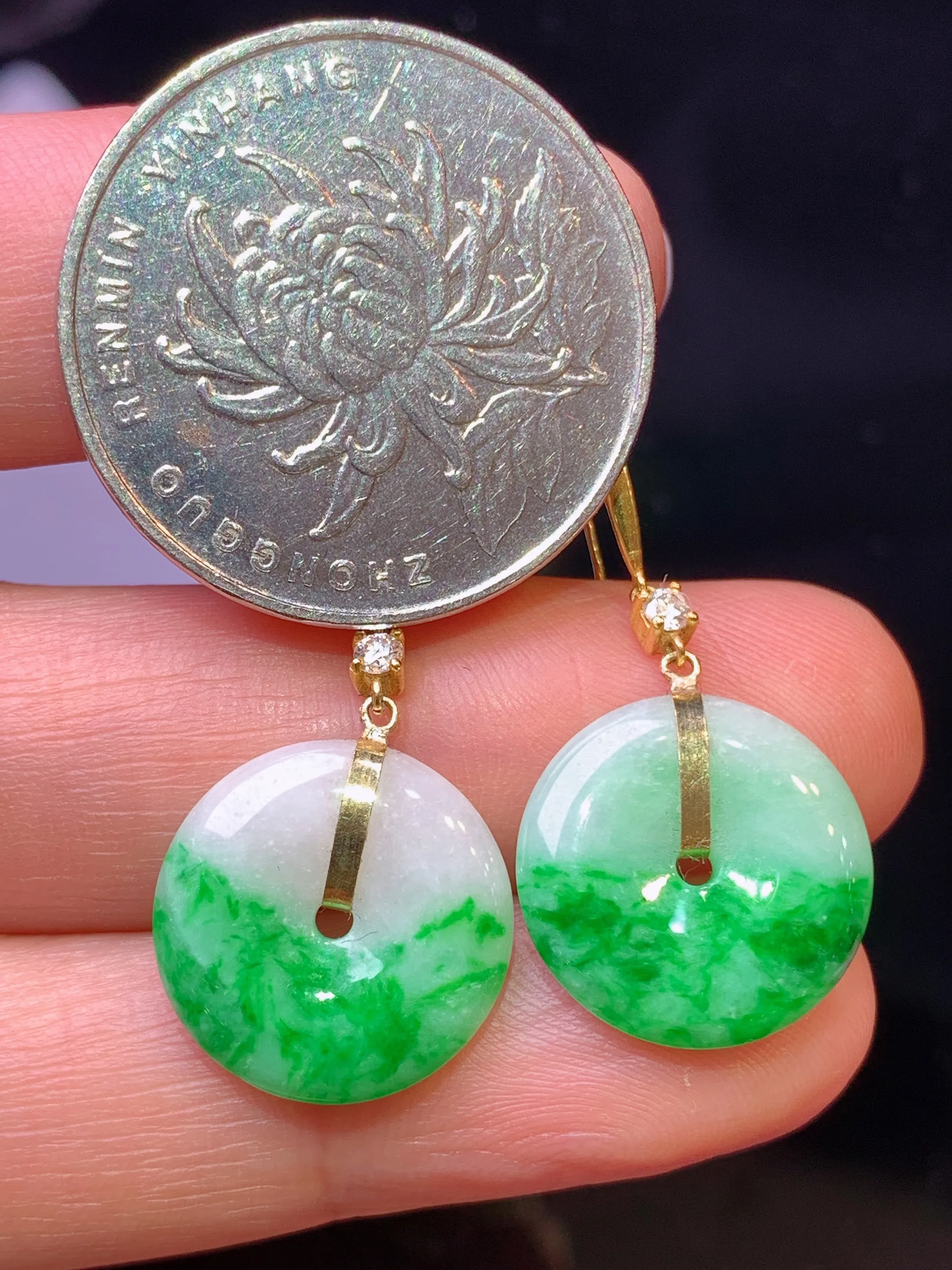 18金钻镶嵌飘绿平安扣耳坠 玉质细腻 色泽清新艳丽 整体尺寸31.2*14.6*3