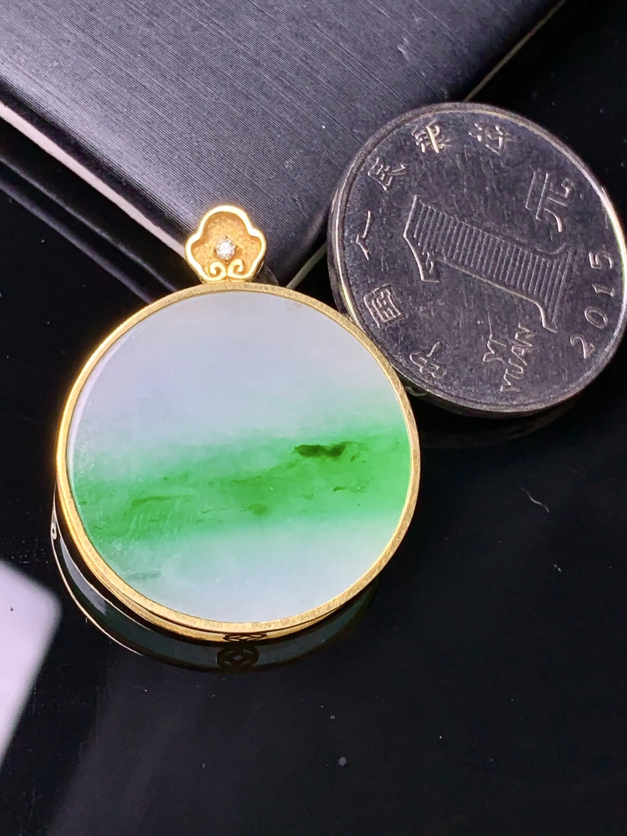 18金镶嵌飘绿圆牌吊坠 玉质细腻 色泽清新艳丽 整体尺寸31*25.3*3.6