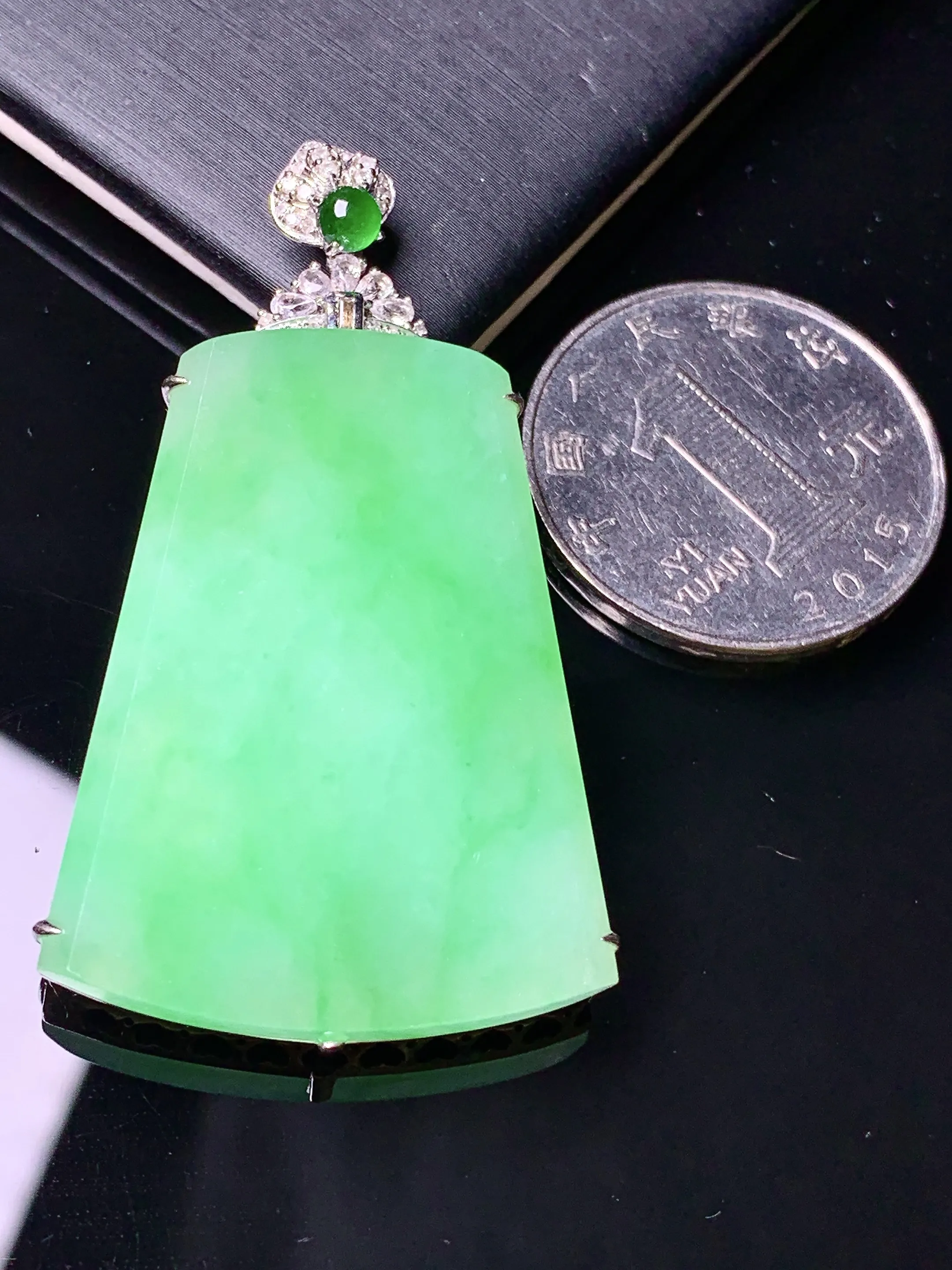 18金钻镶嵌翠绿无事牌吊坠 玉质细腻 色泽清新艳丽 整体尺寸49.3*28*5.8