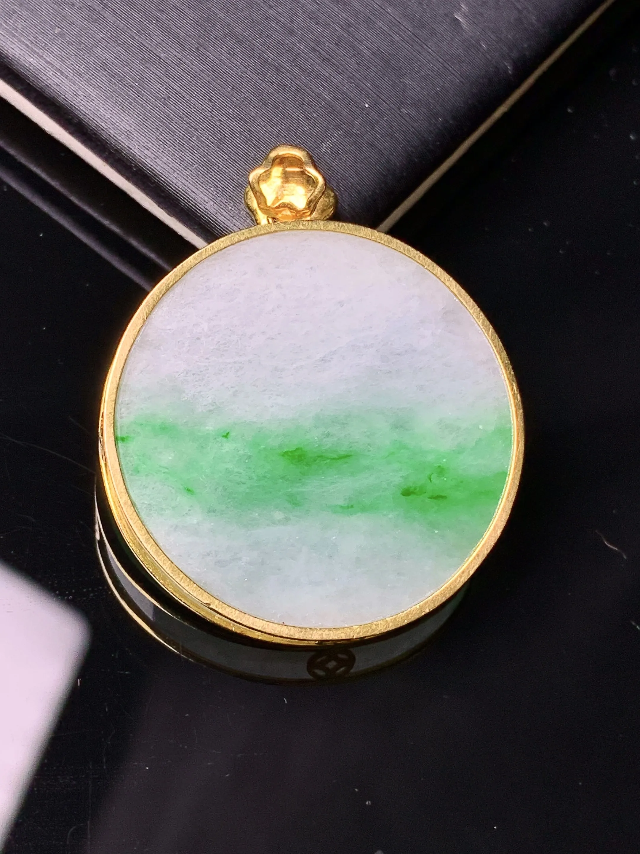 18金镶嵌飘绿圆牌吊坠 玉质细腻 色泽清新艳丽 整体尺寸31*25.3*3.6