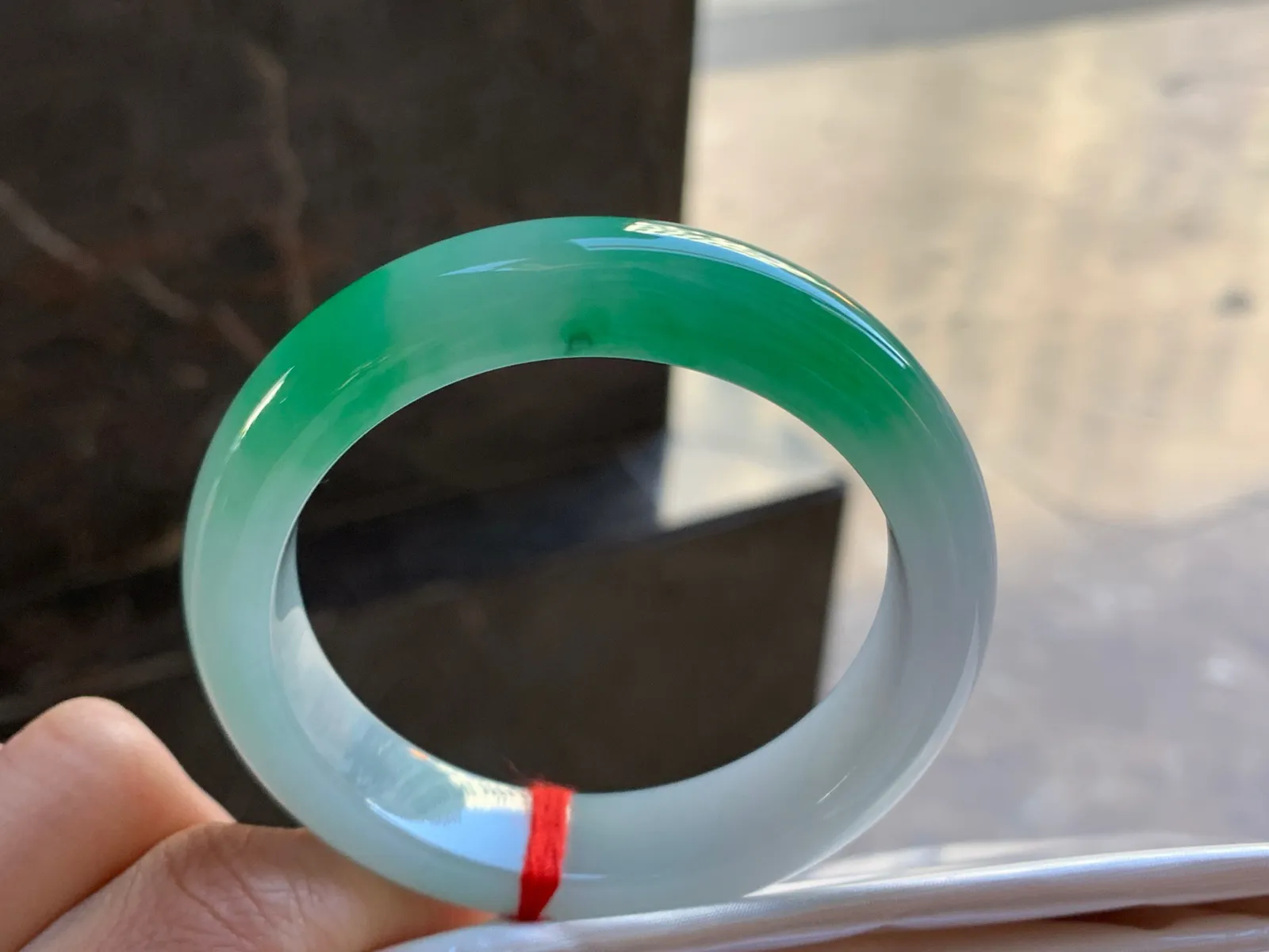 53.5-13-8.7

浓绿色手镯^_^底妆干净 鲜艳