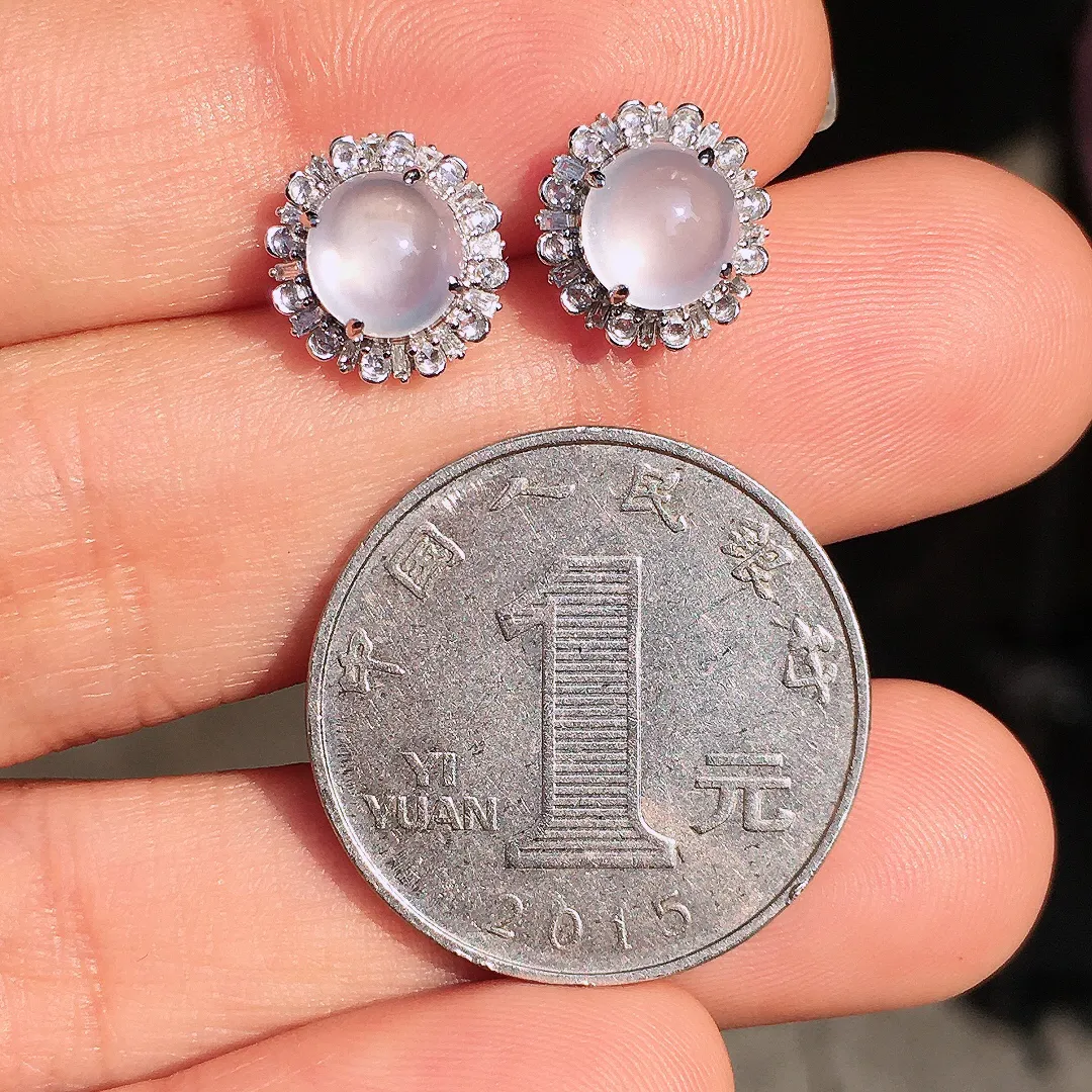 冰种蛋面耳钉，玉质细腻，荧光感超
强，饱满圆润，尽显优雅气质，18k
金豪华镶嵌