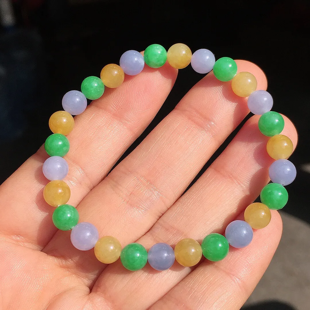 多宝手串，色泽均匀艳丽，玉质细腻，荧光感超
强，饱满圆润，尽显优雅气质，