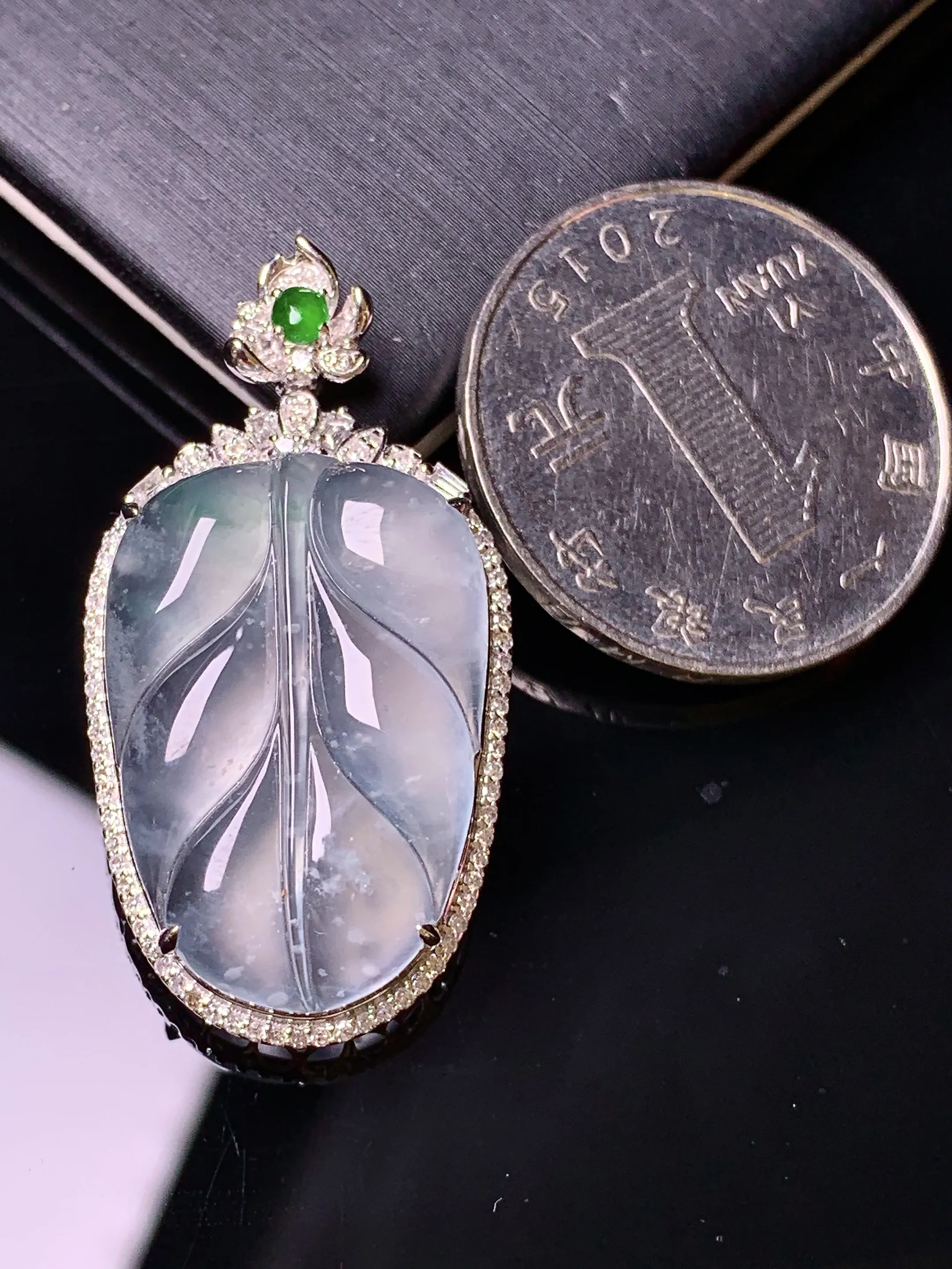 18金钻镶嵌冰种树叶吊坠 玉质细腻 色泽清新艳丽 整体尺寸35.8*18.8*7