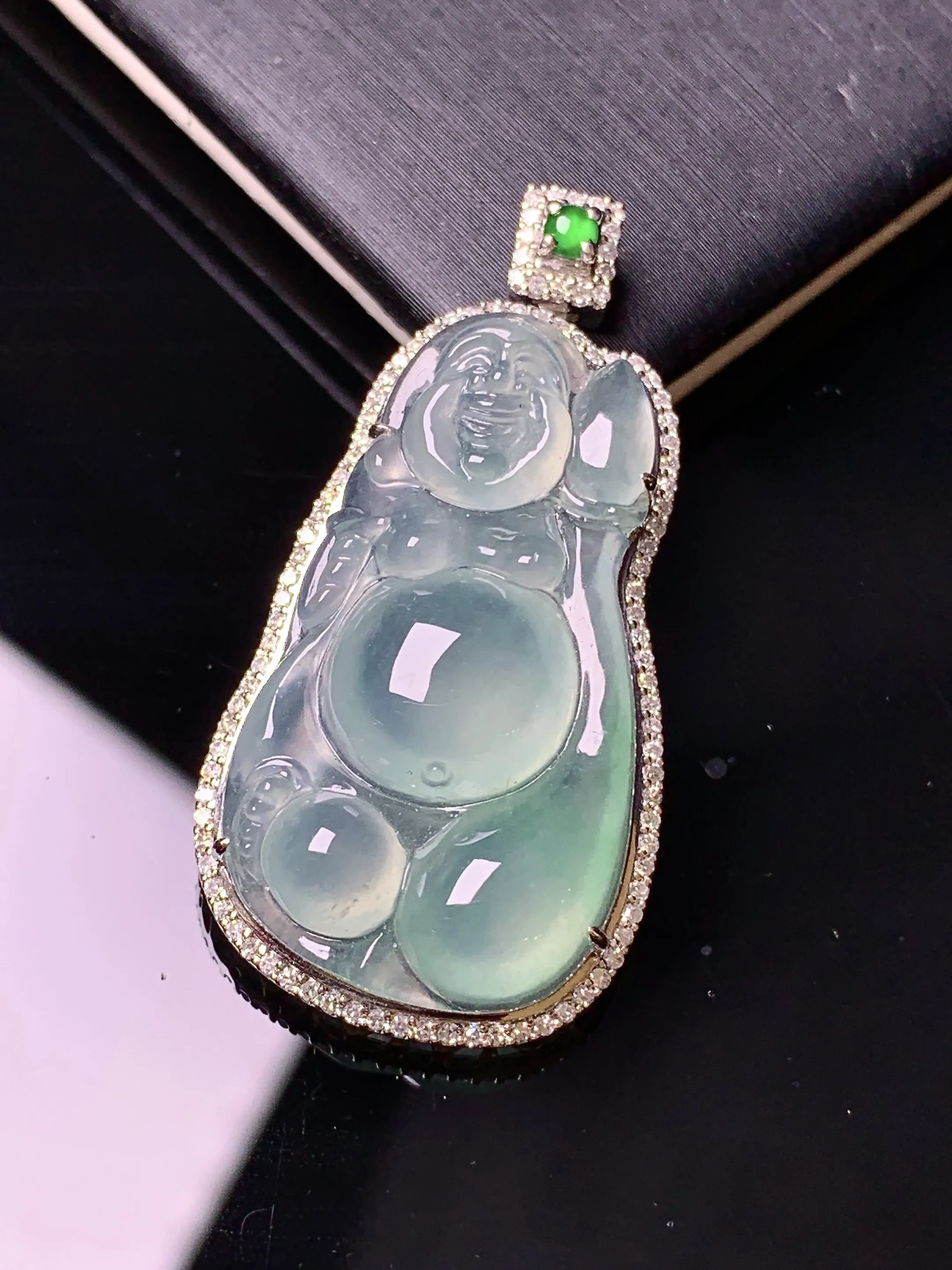 18金钻镶嵌飘绿逍遥佛公吊坠 玉质细腻 色泽清新艳丽 整体尺寸37.5*19.2*8.5