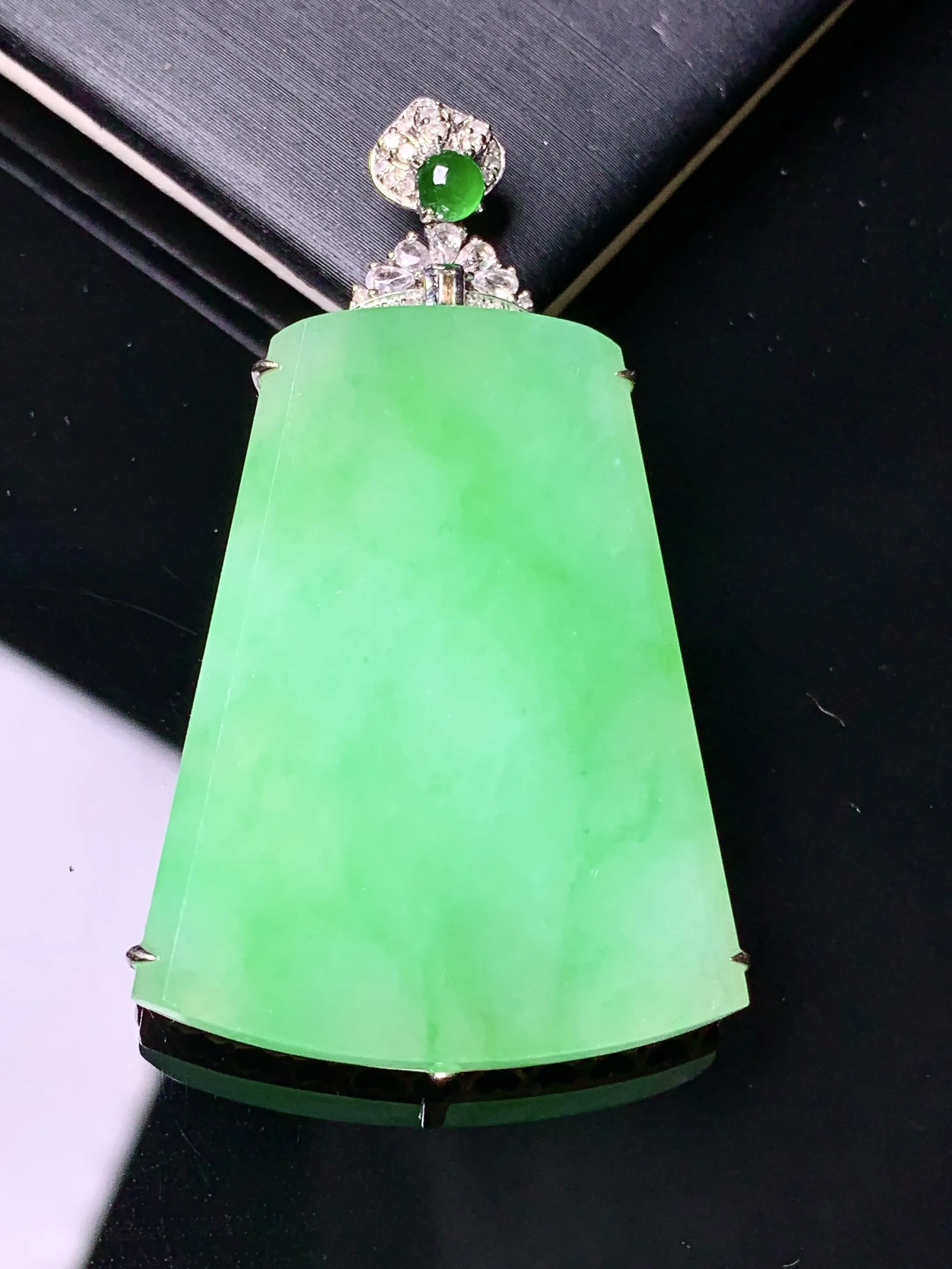 18金钻镶嵌翠绿无事牌吊坠 玉质细腻 色泽清新艳丽 整体尺寸49.3*28*5.8