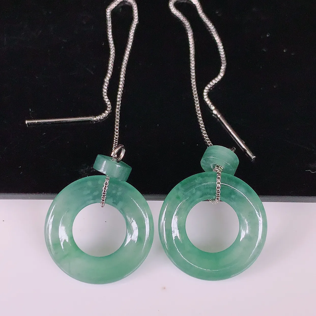 自然光实拍，冰种翡翠一对平安扣耳坠，翠色灵动，玉质细腻，颜色漂亮，品相佳，佩戴佳品！配银线 #727.3平安扣尺寸16.5*2.8mm
