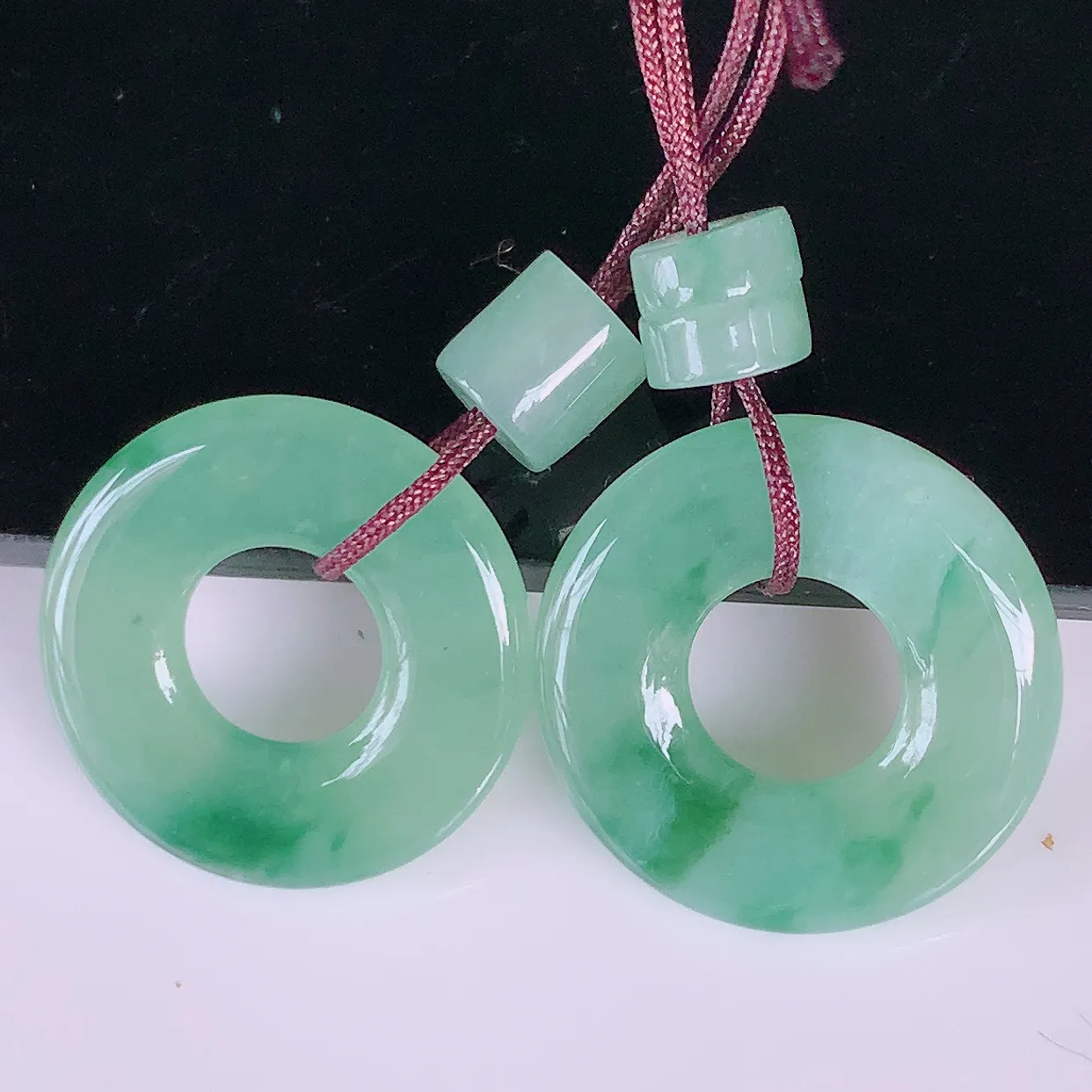 自然光实拍，冰种飘花翡翠一对平安扣耳坠，翠色灵动，玉质细腻，颜色漂亮，品相佳，佩戴佳品！配银线 #161.3平安扣尺寸15-2.5mm