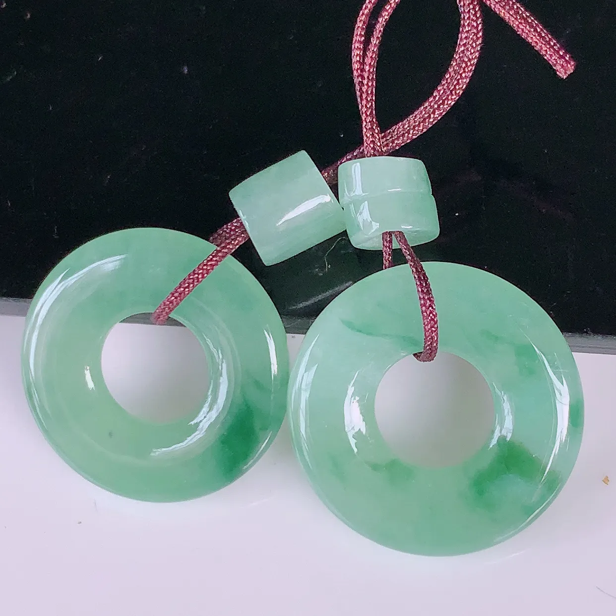 自然光实拍，冰种飘花翡翠一对平安扣耳坠，翠色灵动，玉质细腻，颜色漂亮，品相佳，佩戴佳品！配银线 #161.3平安扣尺寸15-2.5mm