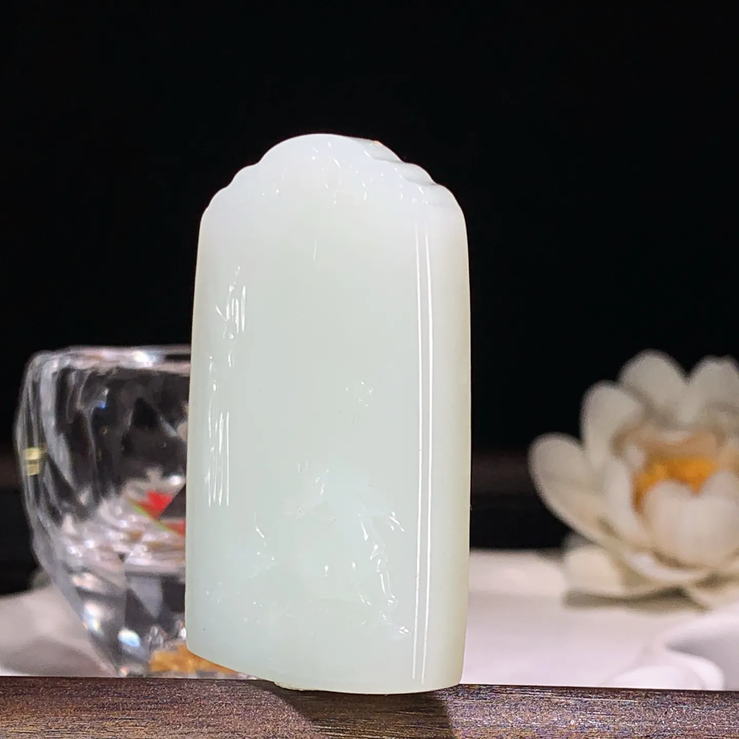 和田玉白玉马到成功牌子挂件 尺寸53/31/8重31克 无裂无杂 玉质细腻油润 底色纯净 脂粉好，品质好。lt260124