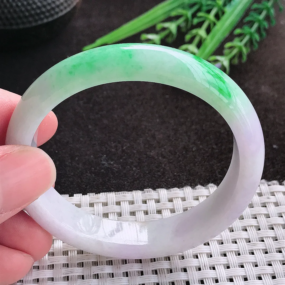 实拍A货翡翠53/47.5/12.1/7.6老坑精美温润飘阳绿贵妃手镯宽边玉镯子