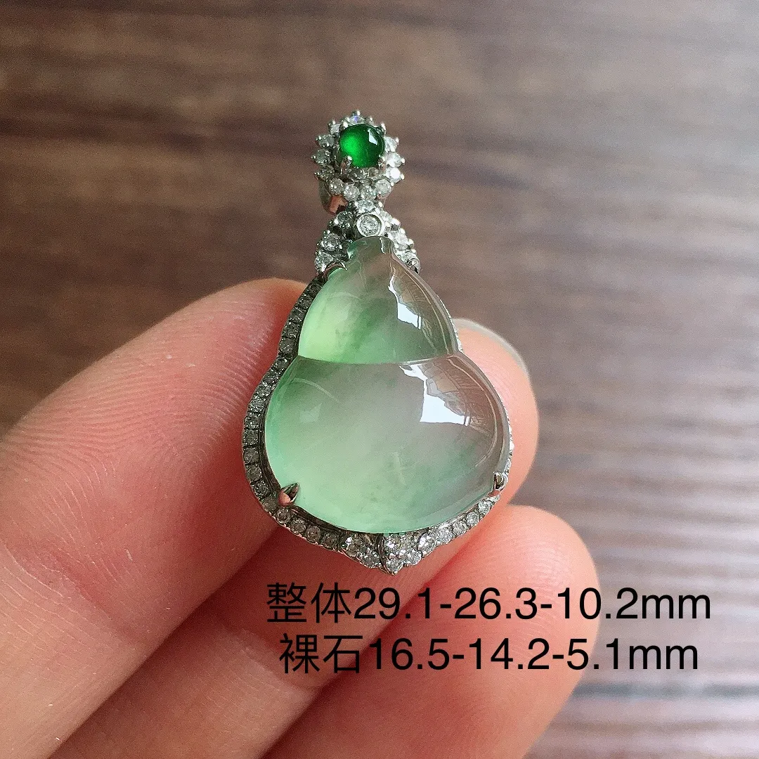 冰晴底葫芦吊坠，18k金镶嵌，冰润饱满，玉质细腻，种水足，Jj 尺寸29.1*26.3*10.2