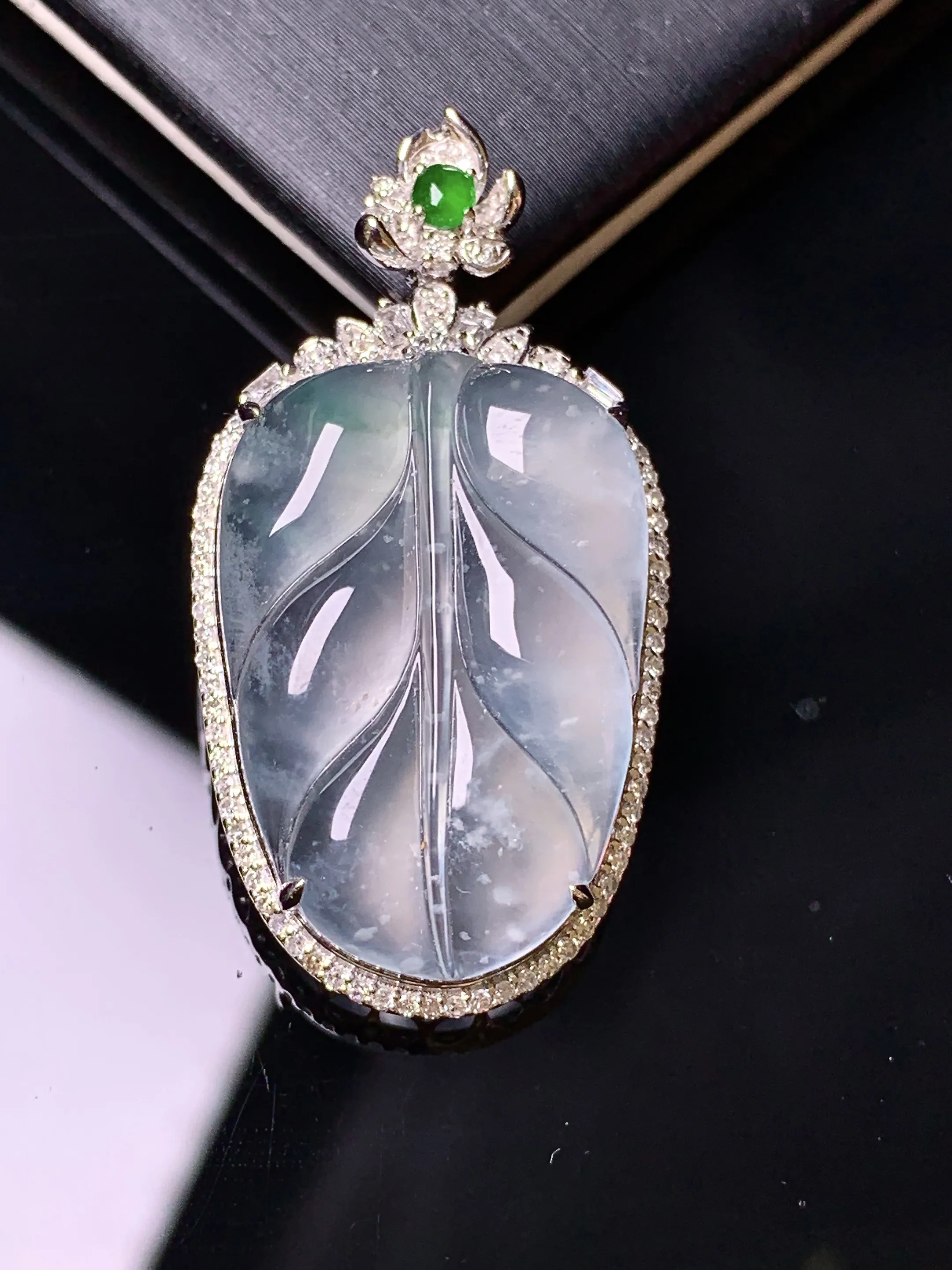 18金钻镶嵌冰种树叶吊坠 玉质细腻 色泽清新艳丽 整体尺寸35.8*18.8*7