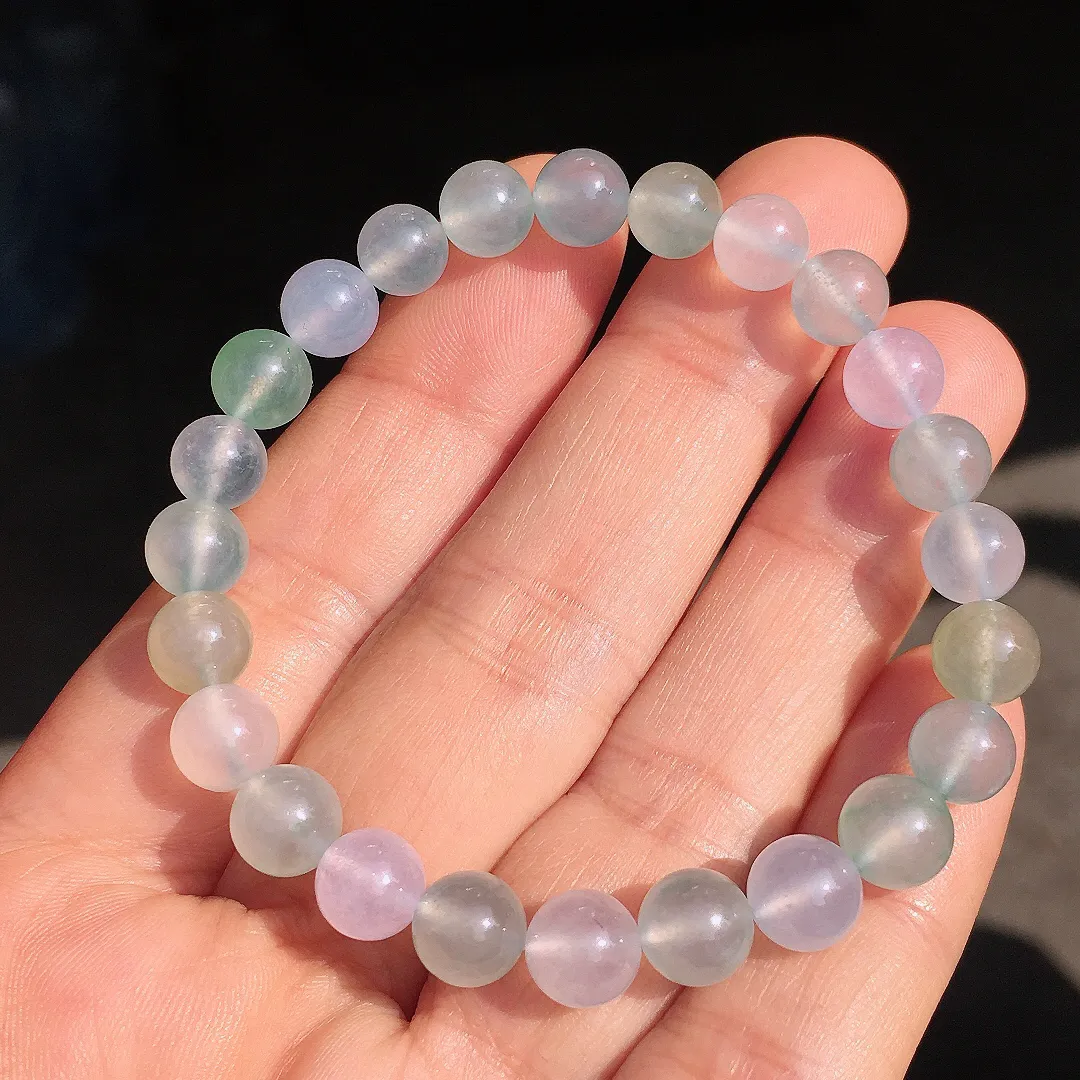 冰种珠子手串，色泽均匀艳丽，玉质细腻，荧光感超
强，饱满圆润，尽显优雅气质，