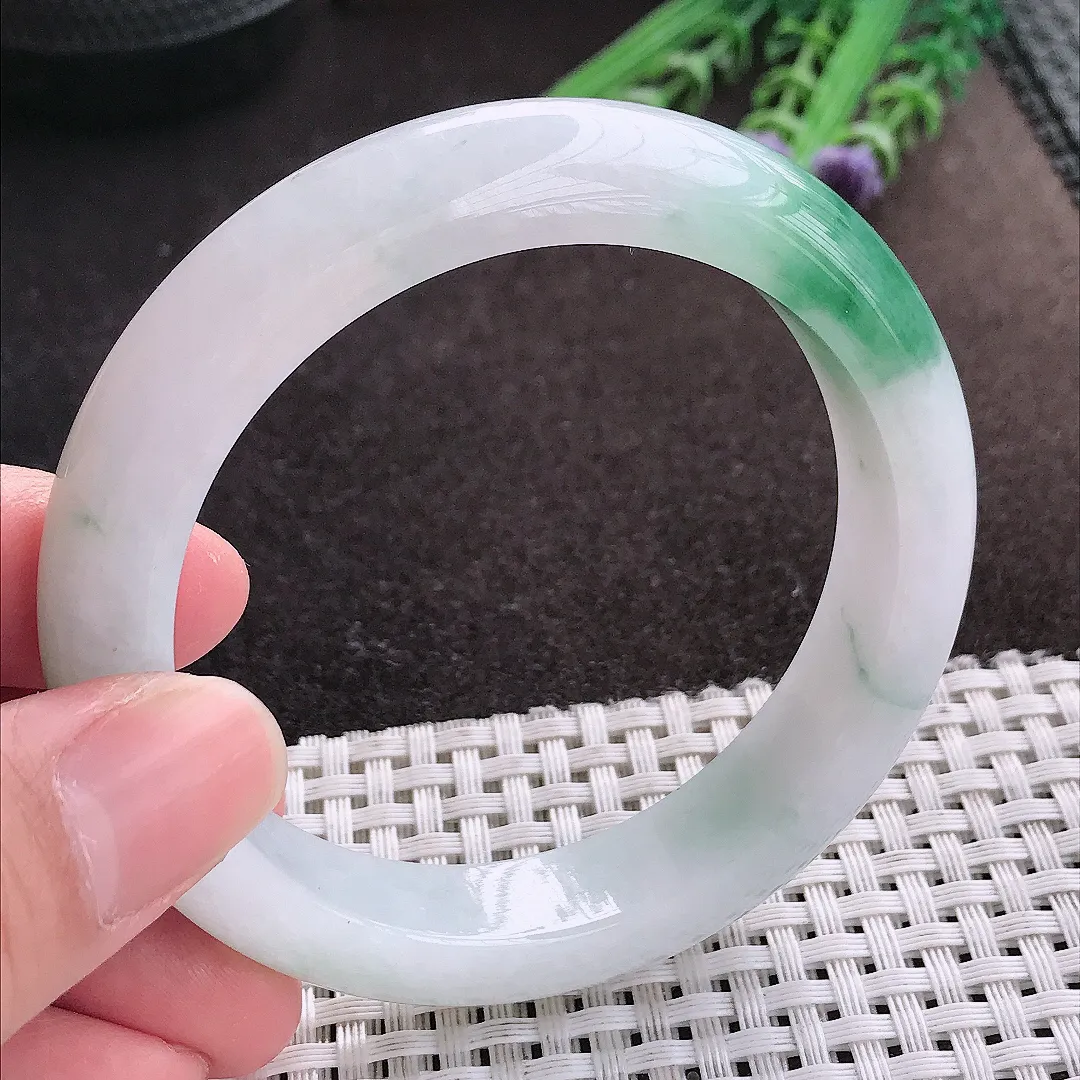 实拍A货翡翠56.5/12.5/9老坑精美冰润飘花手镯宽边玉镯子