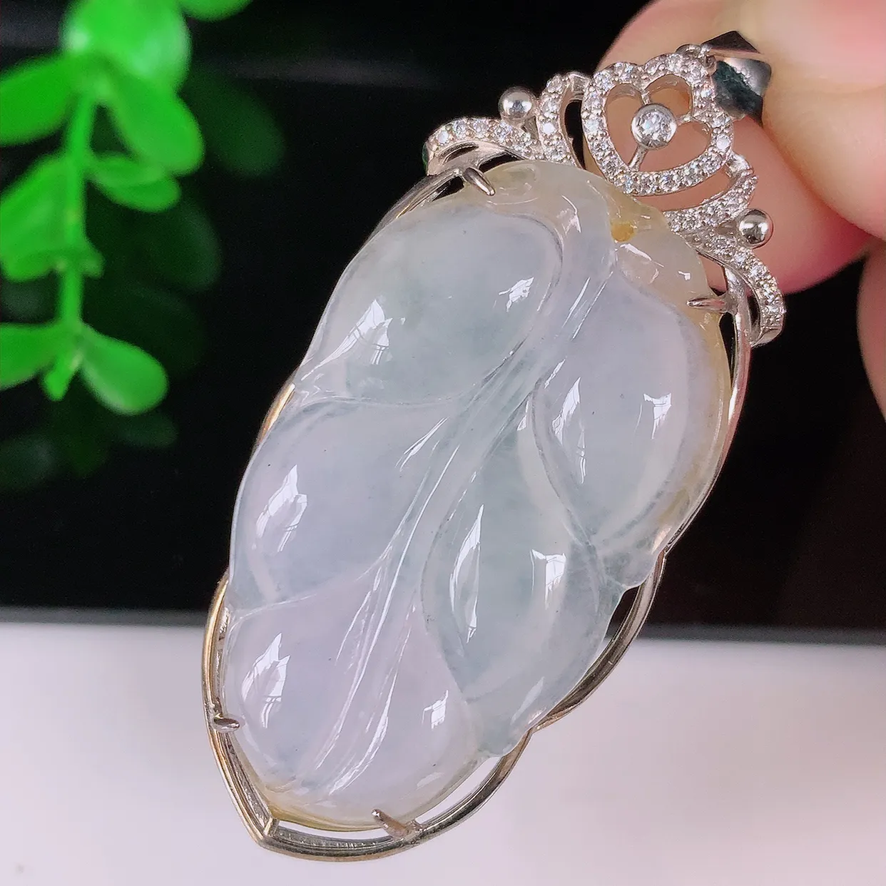 冰种翡翠叶子925银镶嵌吊坠，自然光实拍，翠色灵动，颜色漂亮，种老水足，品相佳，佩戴佳品！#169.3整体52.5*22.5*7.5裸石37-21