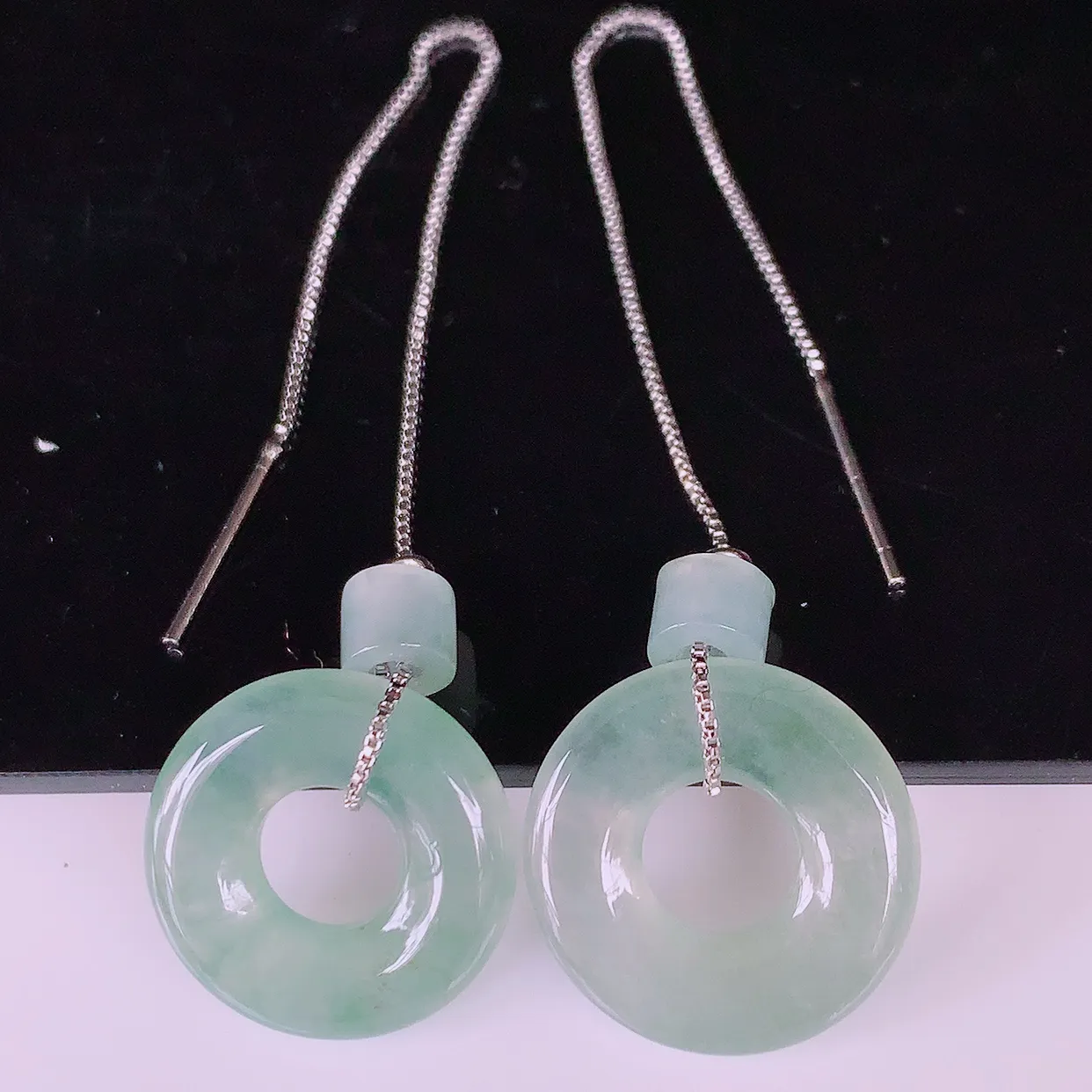 自然光实拍，冰种翡翠一对平安扣耳坠，翠色灵动，玉质细腻，颜色漂亮，品相佳，佩戴佳品！配银线 #160.3平安扣尺寸15.5-3.2mm