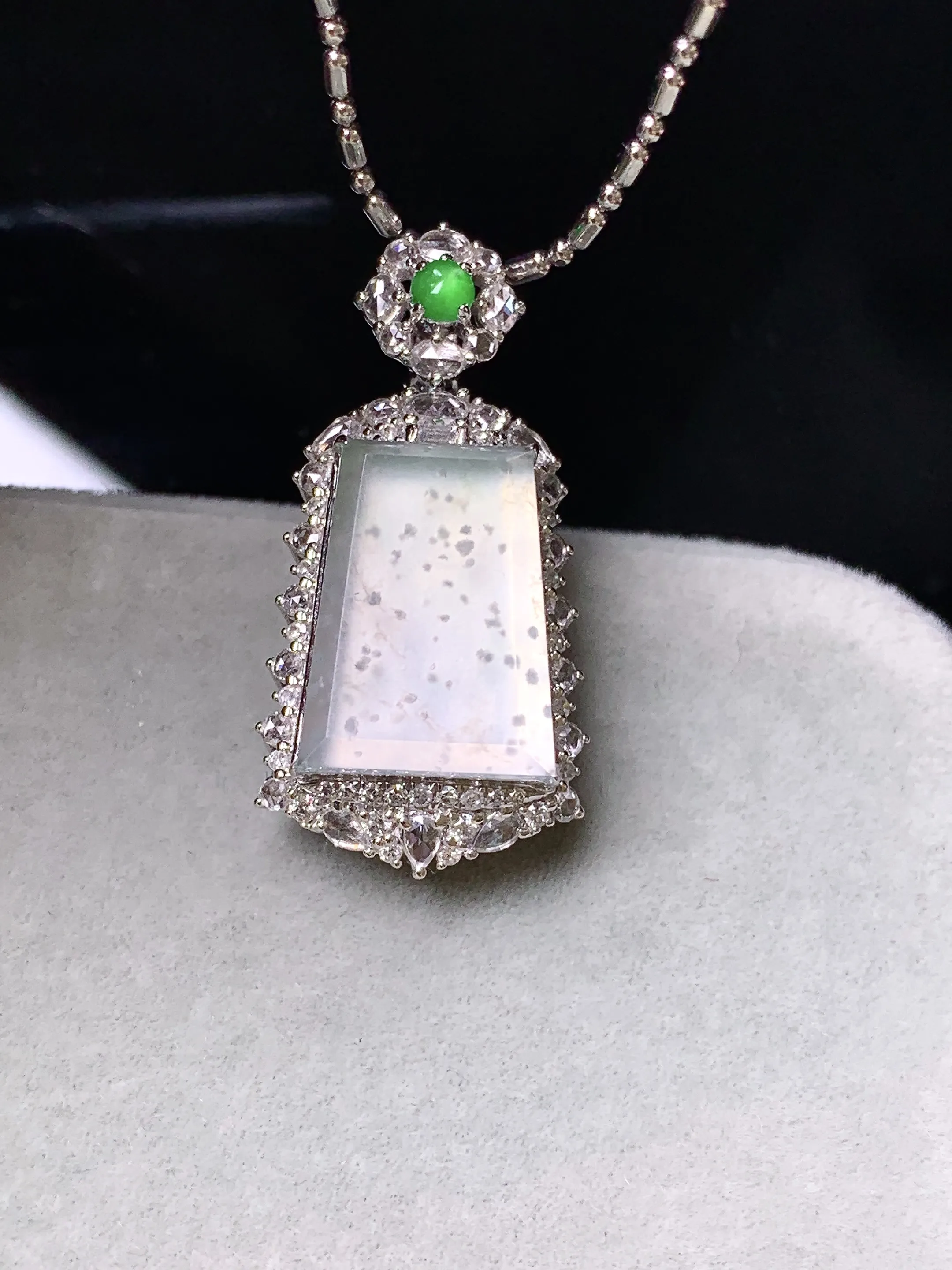 18金钻镶嵌冰种无事牌吊坠 玉质细腻 色泽清新艳丽 整体尺寸28.8*14.2*10.2