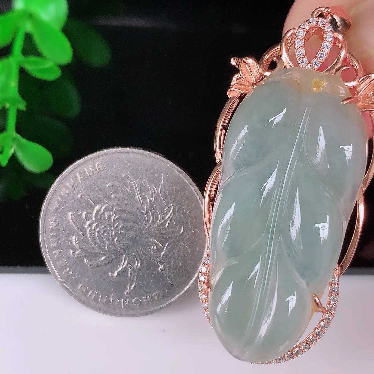 冰种翡翠叶子925银镶嵌吊坠，自然光实拍，翠色灵动，颜色漂亮，种老水足，品相佳，佩戴佳品！#103.3整体50*20*7裸石35.5*16.5