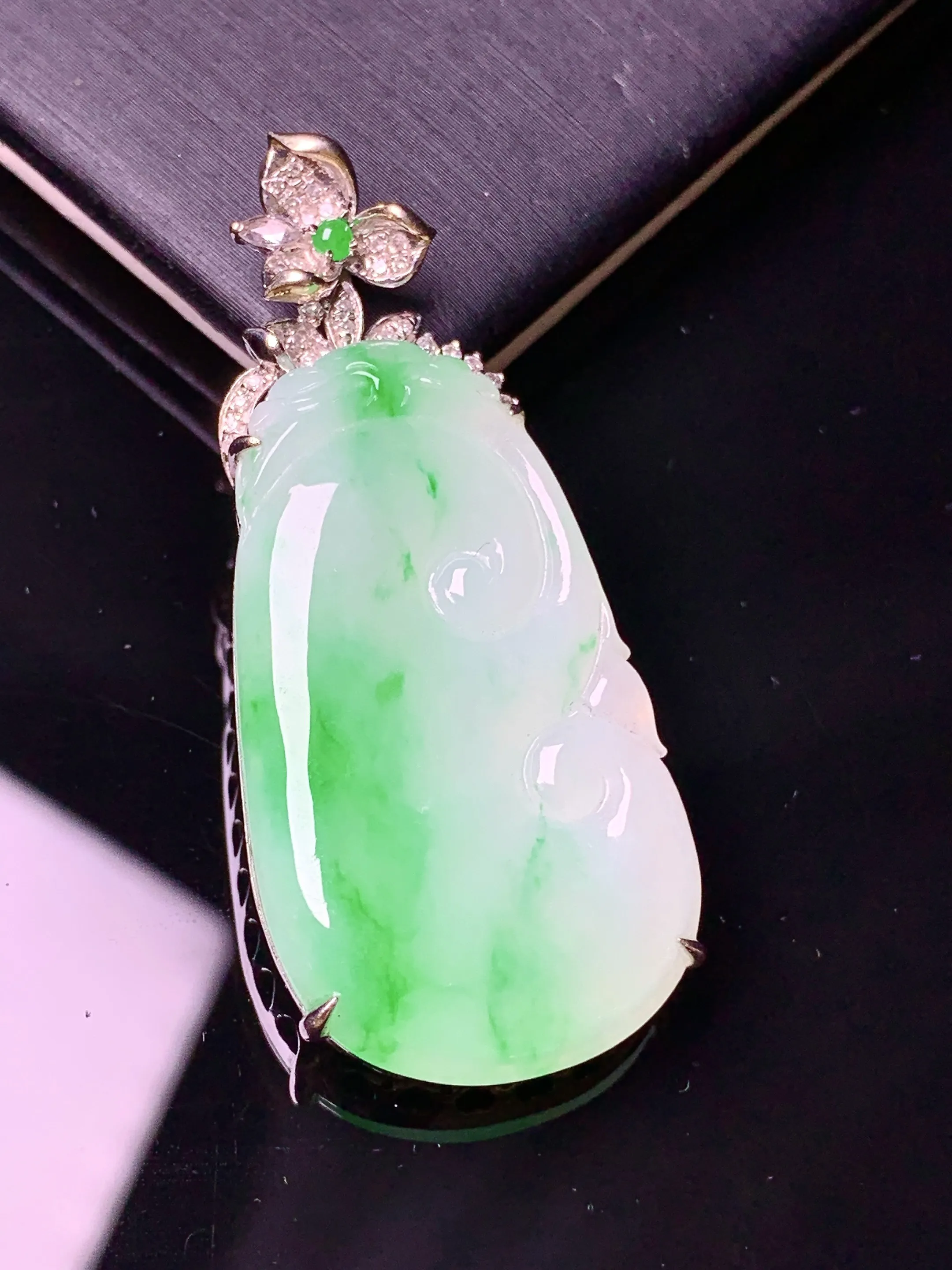 18金钻镶嵌飘绿如意吊坠 玉质细腻 色泽清新艳丽 整体尺寸44.6*19*6.2
