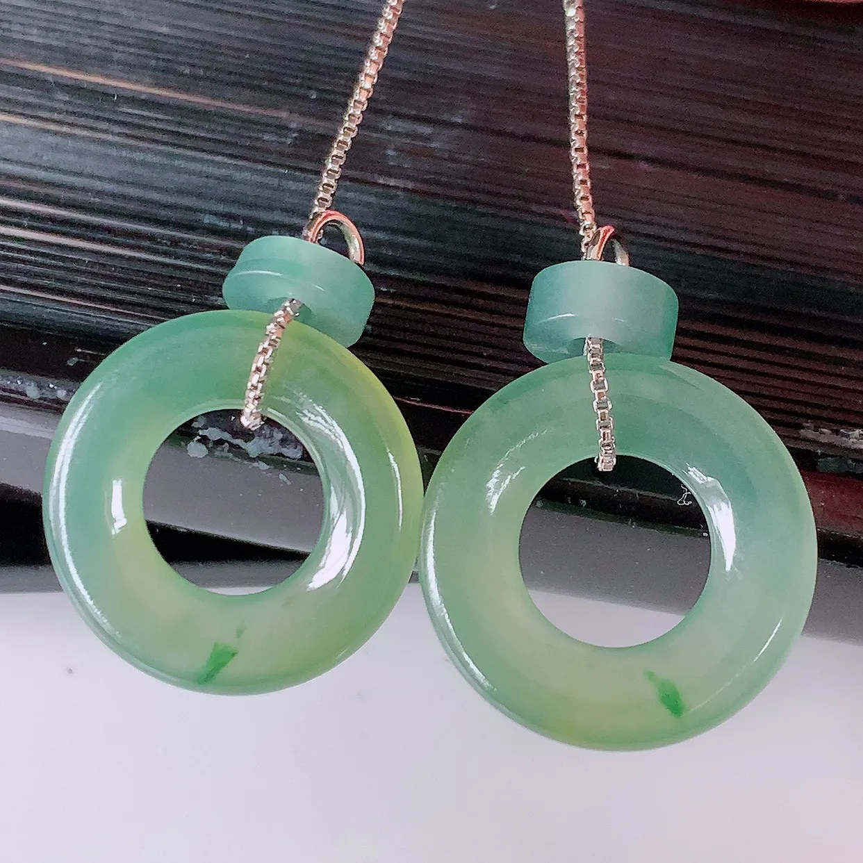 自然光实拍，冰种黄加绿翡翠一对平安扣耳坠，翠色灵动，玉质细腻，颜色漂亮，品相佳，佩戴佳品！配银线 #