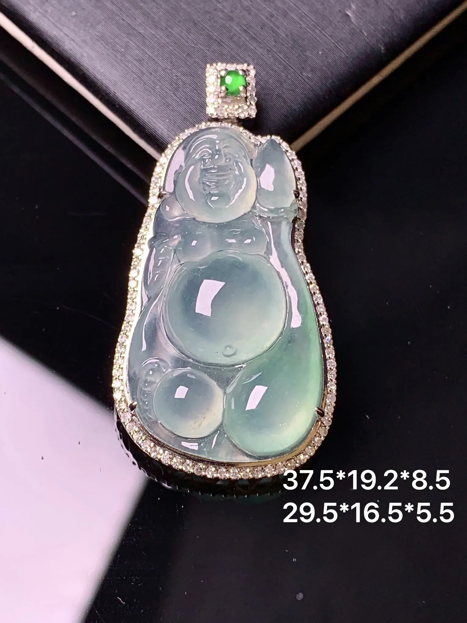 18金钻镶嵌飘绿逍遥佛公吊坠 玉质细腻 色泽清新艳丽 整体尺寸37.5*19.2*8.5