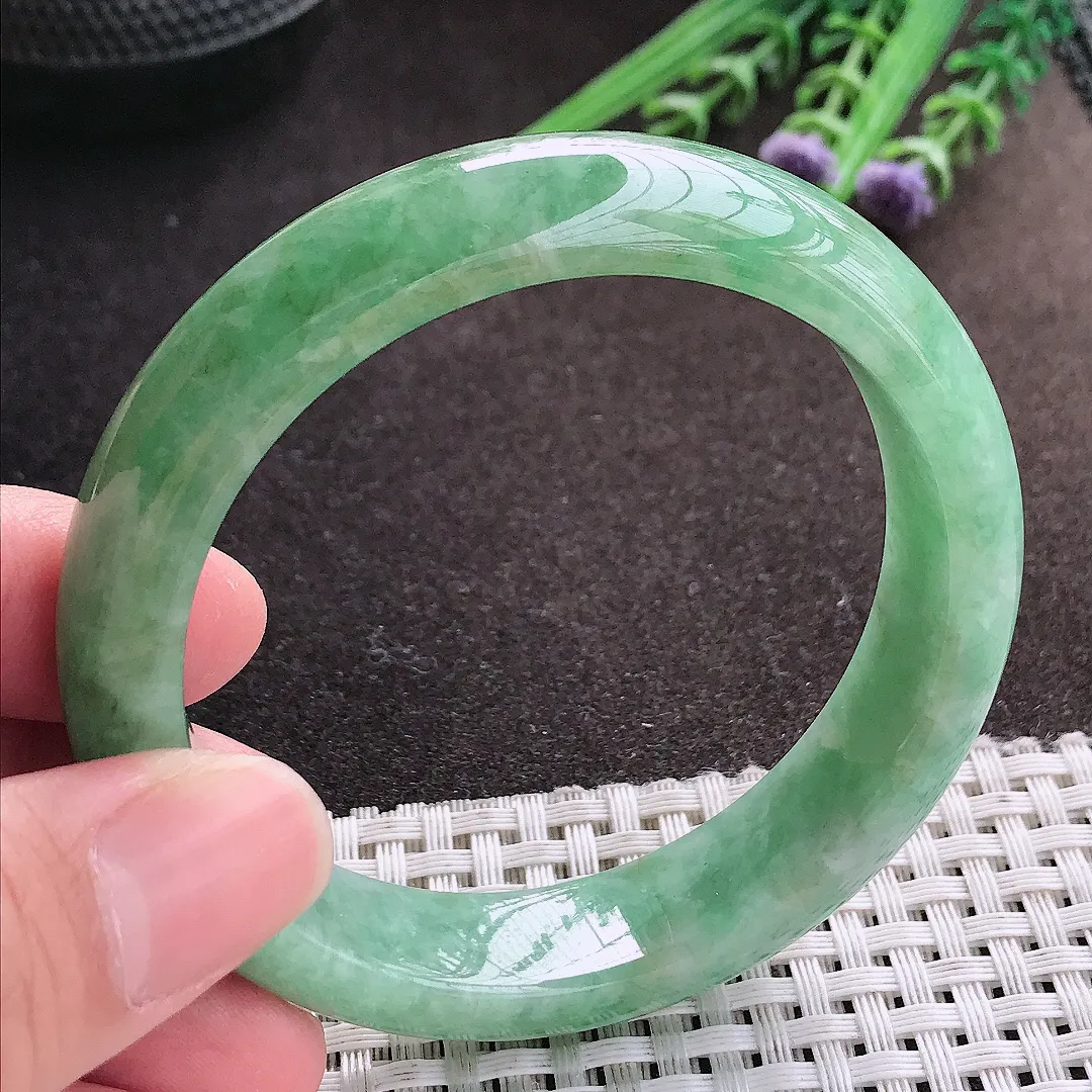 实拍A货翡翠56/13.7/8.2老坑精美满绿手镯宽边玉镯子