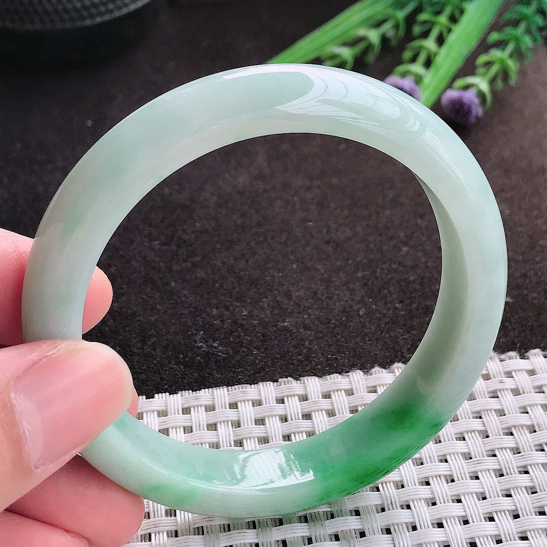 实拍A货翡翠56/12.1/8.1老坑精美温润飘阳绿手镯宽边玉镯子