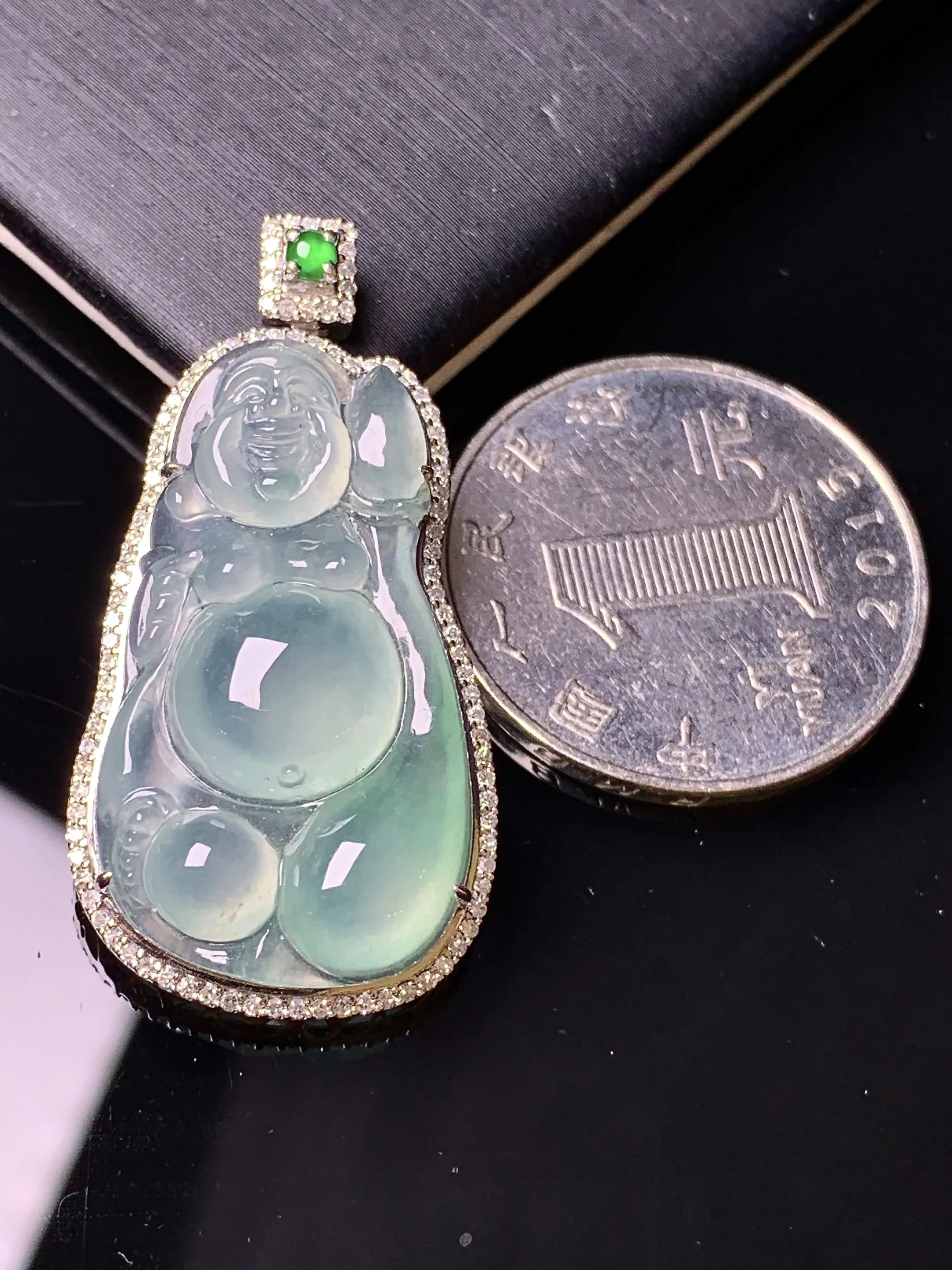 18金钻镶嵌飘绿逍遥佛公吊坠 玉质细腻 色泽清新艳丽 整体尺寸37.5*19.2*8.5