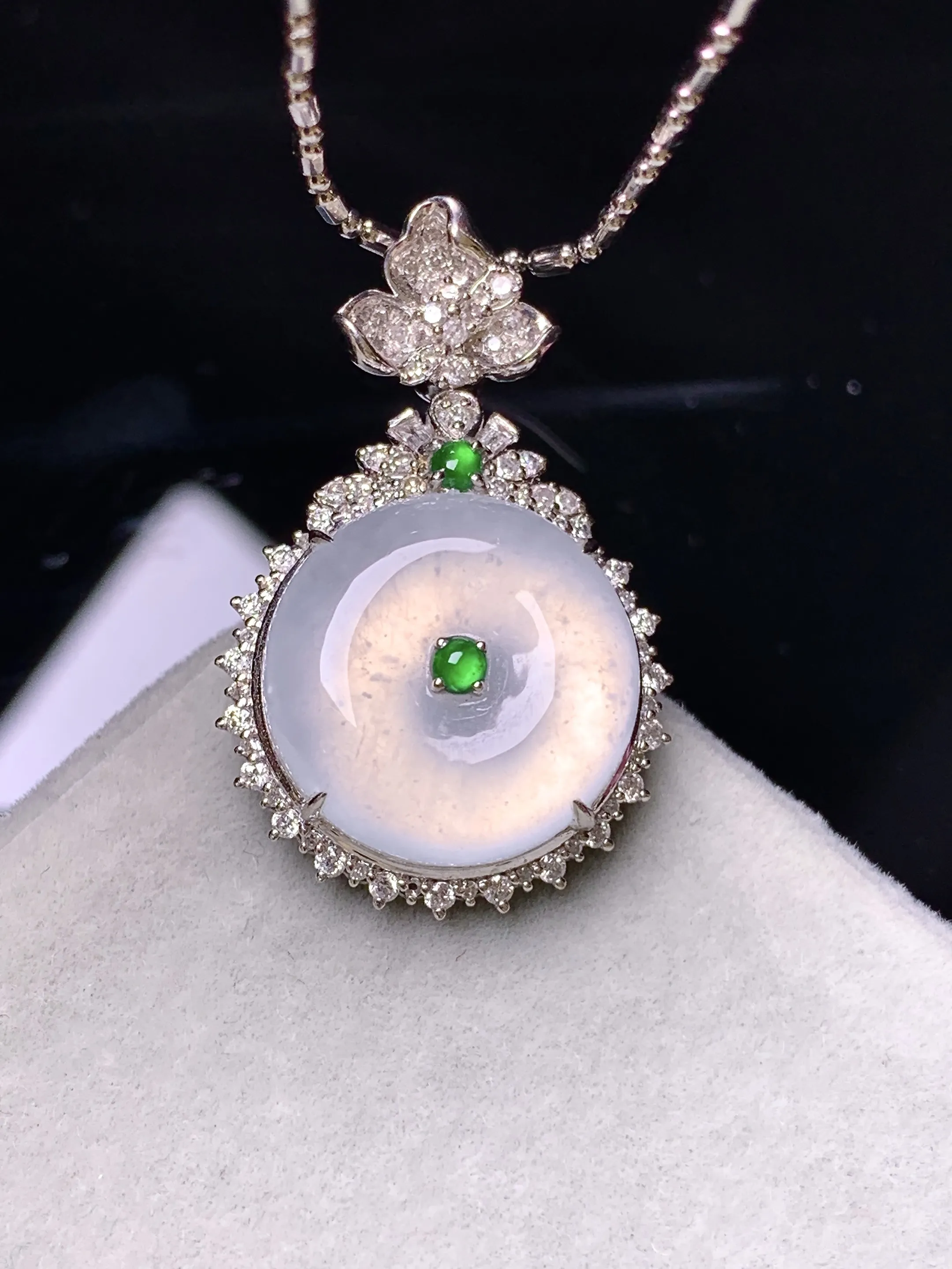 18金钻镶嵌冰种平安扣吊坠 玉质细腻 色泽清新艳丽 整体尺寸28.2*18.5*8.2