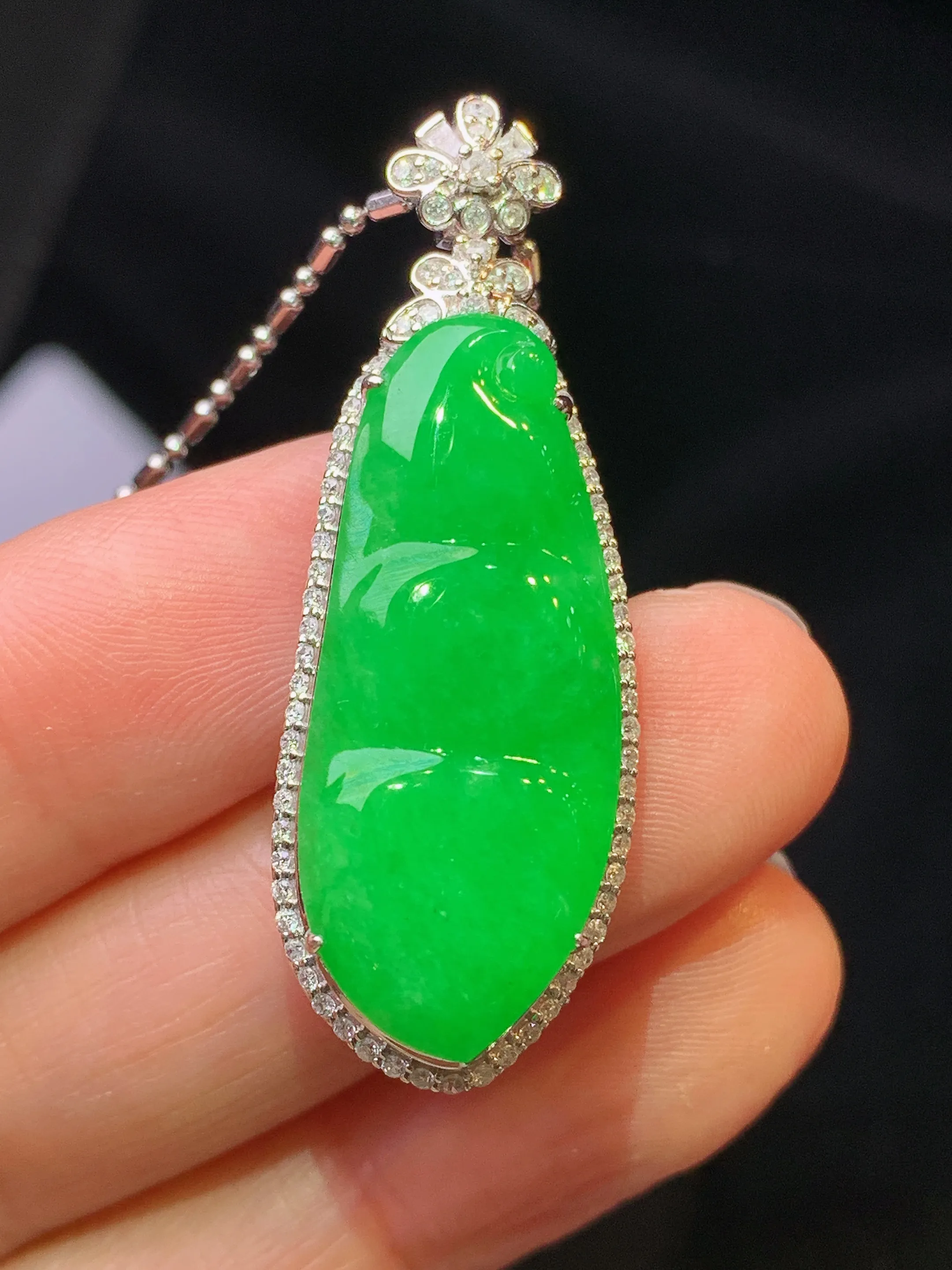 18金钻镶嵌满绿树叶吊坠 玉质细腻 色泽清新艳丽 整体尺寸40.7*14.2*8.2