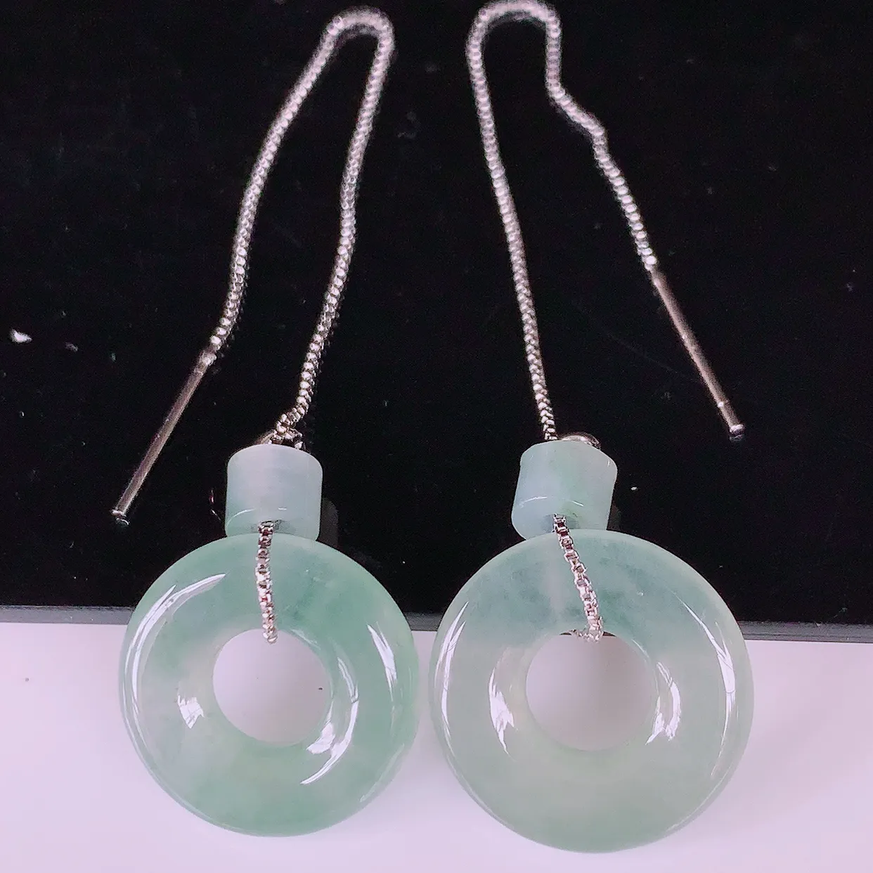 自然光实拍，冰种翡翠一对平安扣耳坠，翠色灵动，玉质细腻，颜色漂亮，品相佳，佩戴佳品！配银线 #160.3平安扣尺寸15.5-3.2mm