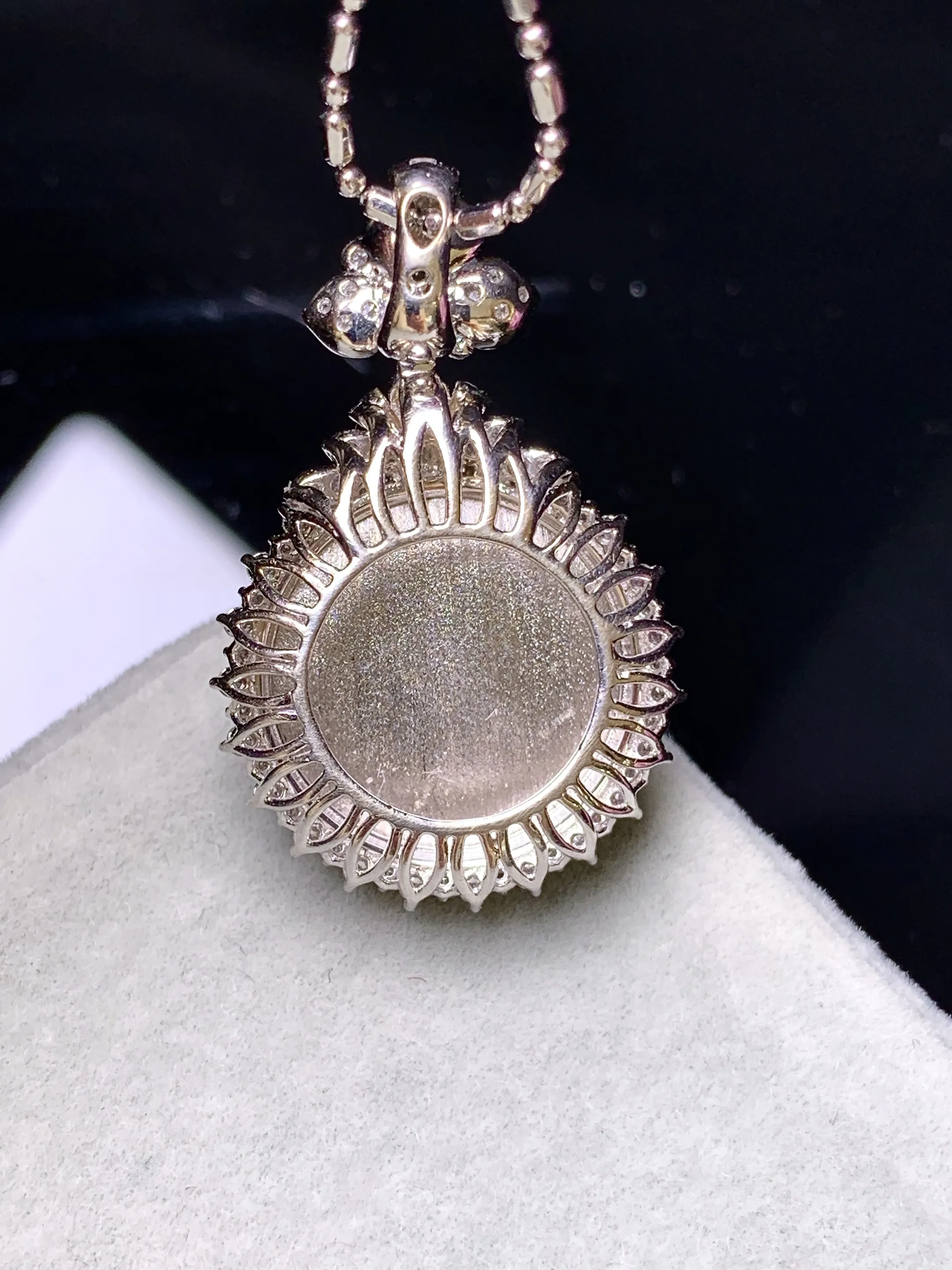 18金钻镶嵌冰种平安扣吊坠 玉质细腻 色泽清新艳丽 整体尺寸28.2*18.5*8.2