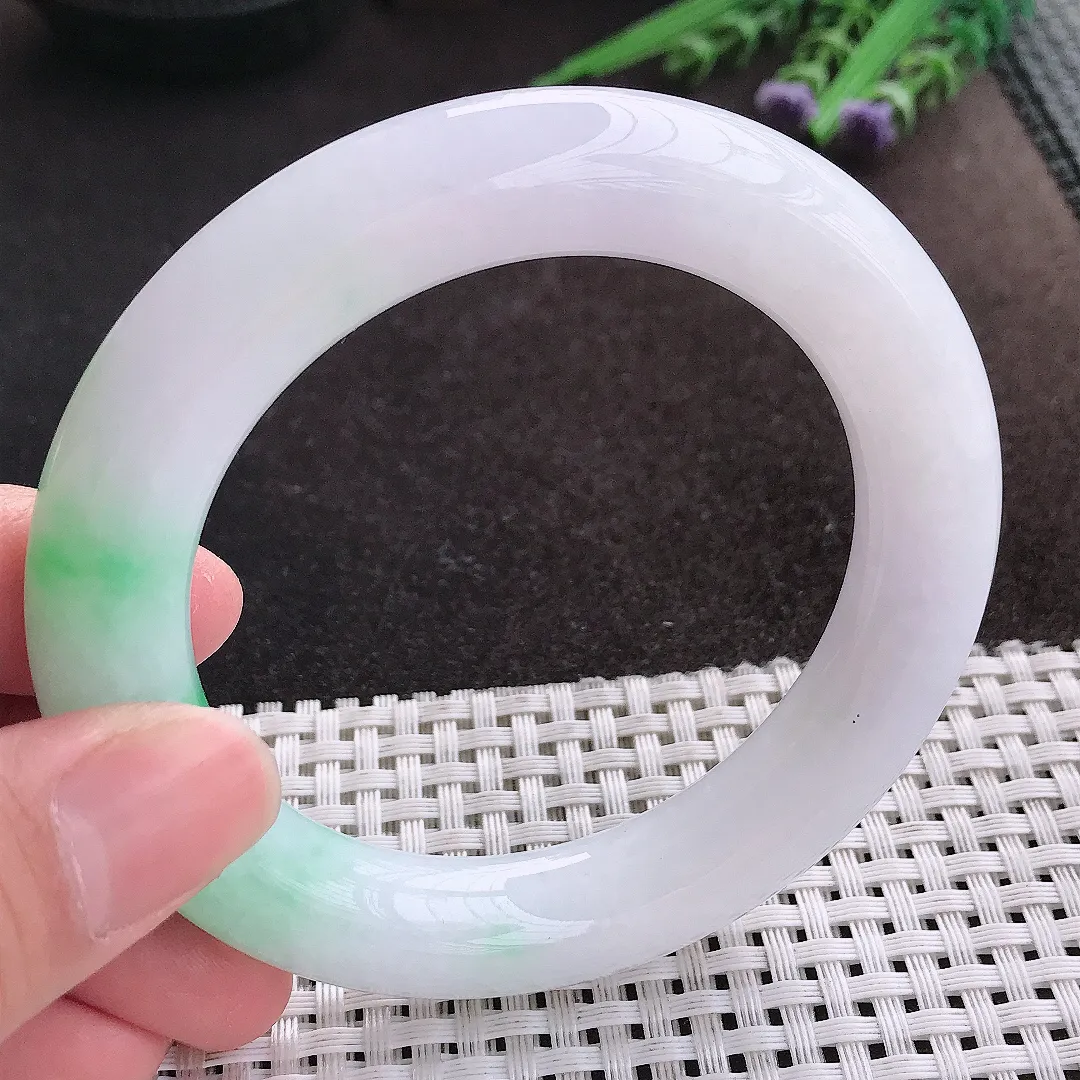 实拍A货翡翠56.5/12.2老坑精美冰润飘绿胖圆条手镯翡翠玉镯子