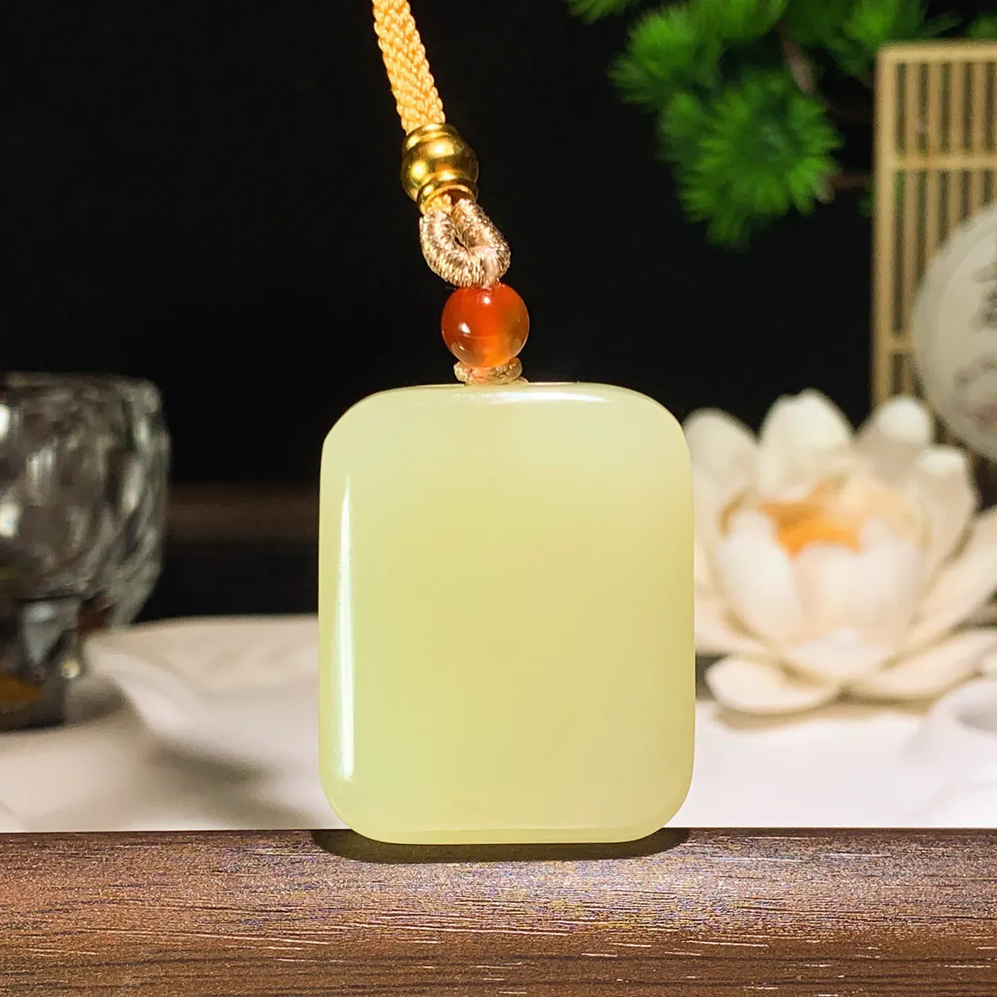 新疆和田玉若羌黄口料平安无事牌挂件。尺寸33/27/10重27.6克 无裂无杂 玉质细腻油润 底色纯净 脂粉好，品质好。lt260124