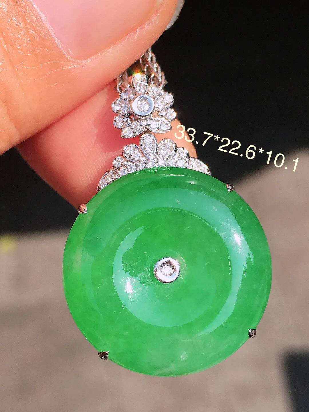 阳绿平安扣吊坠，色泽均匀艳丽，玉质细腻，荧光感超
强，饱满圆润，尽显优雅气质，18k
金豪华镶嵌