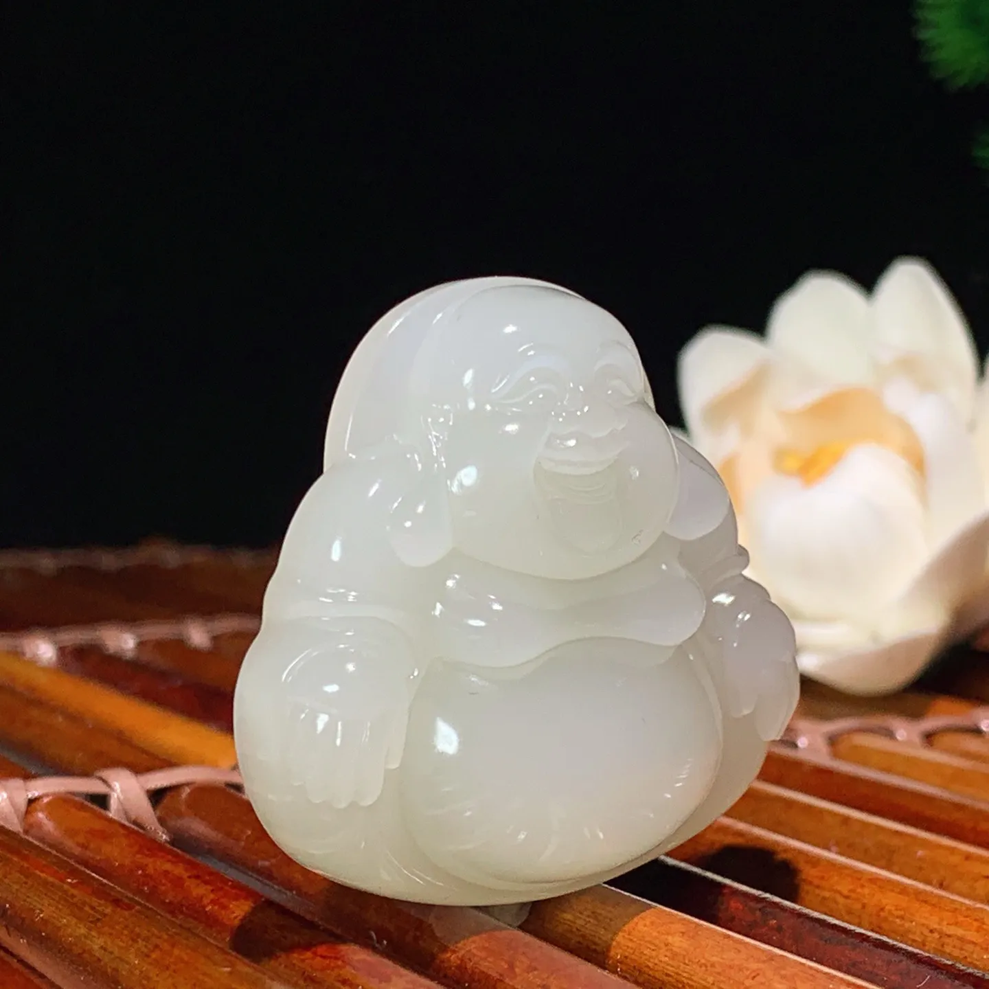和田玉白玉佛引福来弥勒佛挂件 尺寸41/41/14mm重34克。玉质细腻油润。手推出油。品相大气 l