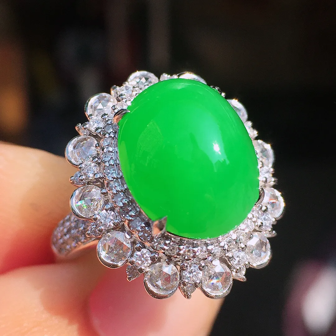 阳绿蛋面戒指，色泽均匀艳丽，玉质细腻，荧光感超
强，饱满圆润，尽显优雅气质，18k
金豪华镶嵌