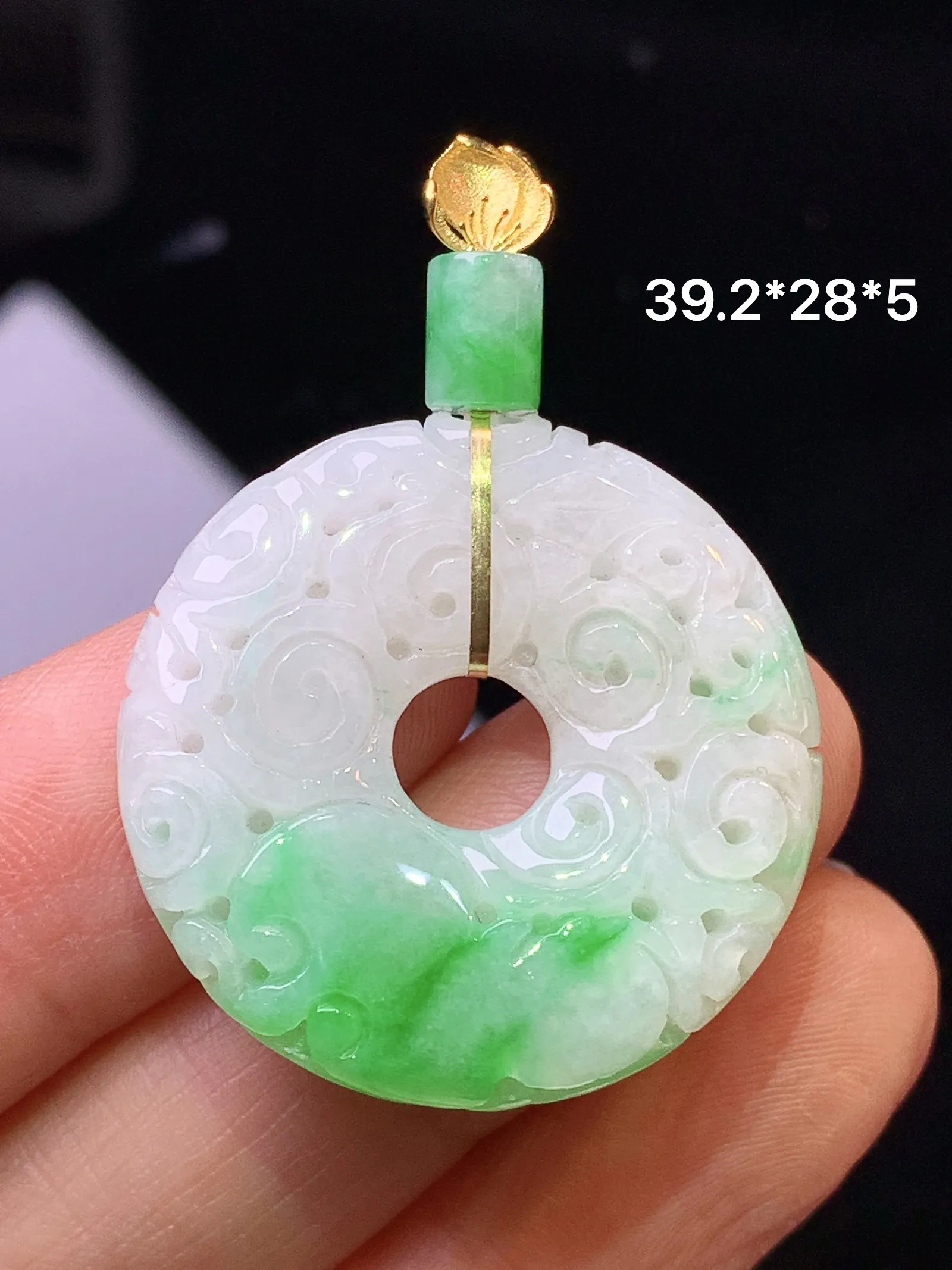 18金镶嵌飘绿仿古平安扣吊坠 玉质细腻 色泽清新艳丽 整体尺寸39.2*28*6