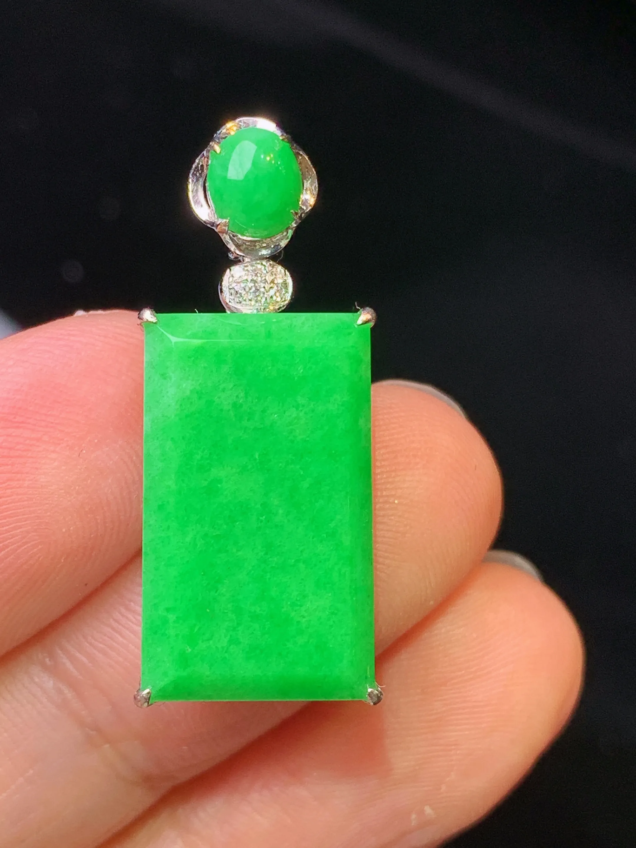 18金钻镶嵌翠绿无事牌吊坠 玉质细腻 色泽清新艳丽 整体尺寸27.6*10.8*6.8