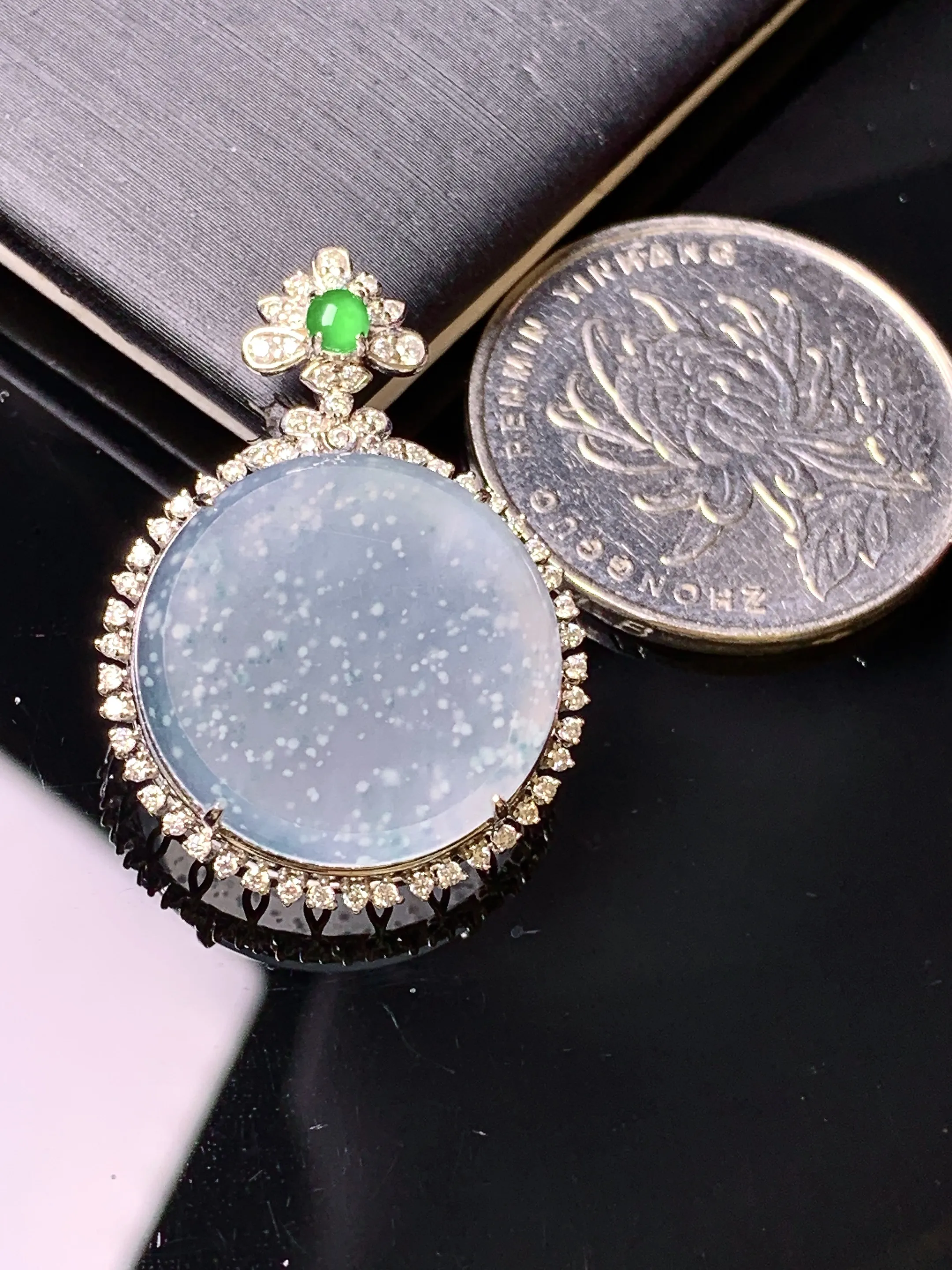 18金钻镶嵌冰种雪花棉圆牌吊坠 玉质细腻 色泽清新艳丽 整体尺寸30.3*21.5*6.7