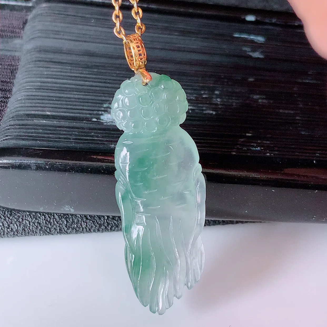 18k金镶嵌冰种飘花翡翠人参吊坠，人生如意，款式新颖，佩戴效果时尚出众， 尽显气质，水润精细， 美感